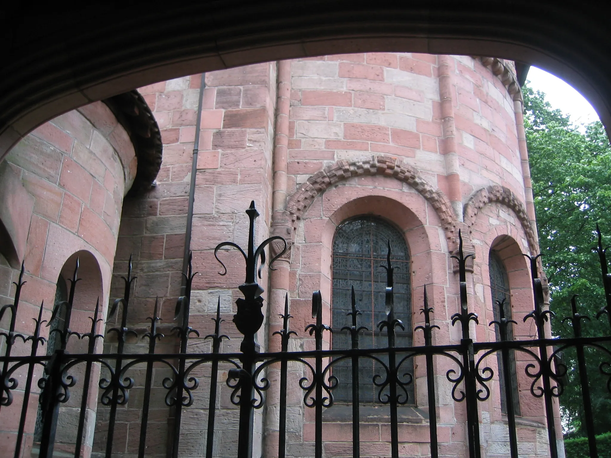 Photo showing: Les arcatures à billettes du chevet de l'église Notre-Dame de Galilée depuis la porte en fer forgé du cloître (Saint-Dié-des-Vosges)