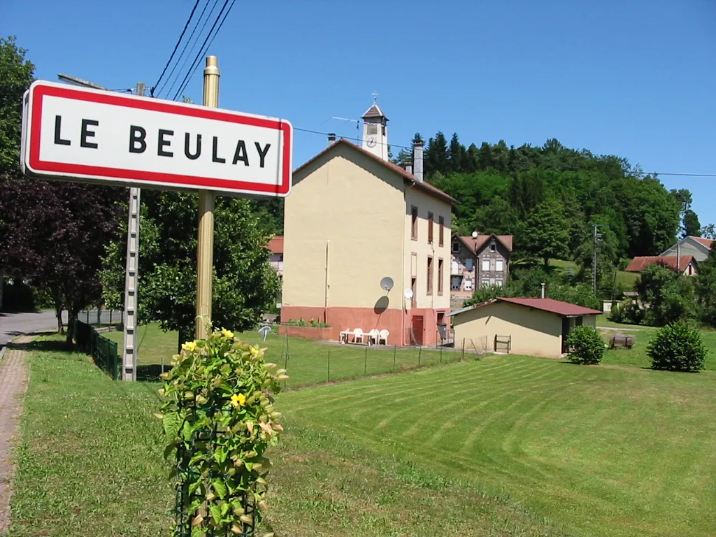 Photo showing: Le Beulay

Entrée côté Saint-Dié et la mairie
Commune du canton de Provenchères-sur-Fave (Vosges)
Photo personnelle du 15 juillet 2006. Copyright © Christian Amet