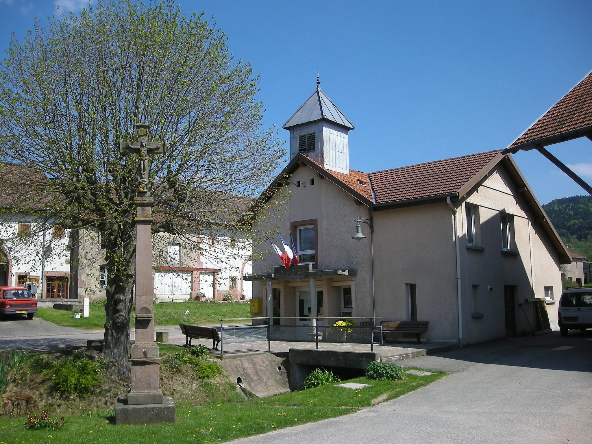 Photo showing: Le calvaire et la mairie de Combrimont (Vosges)