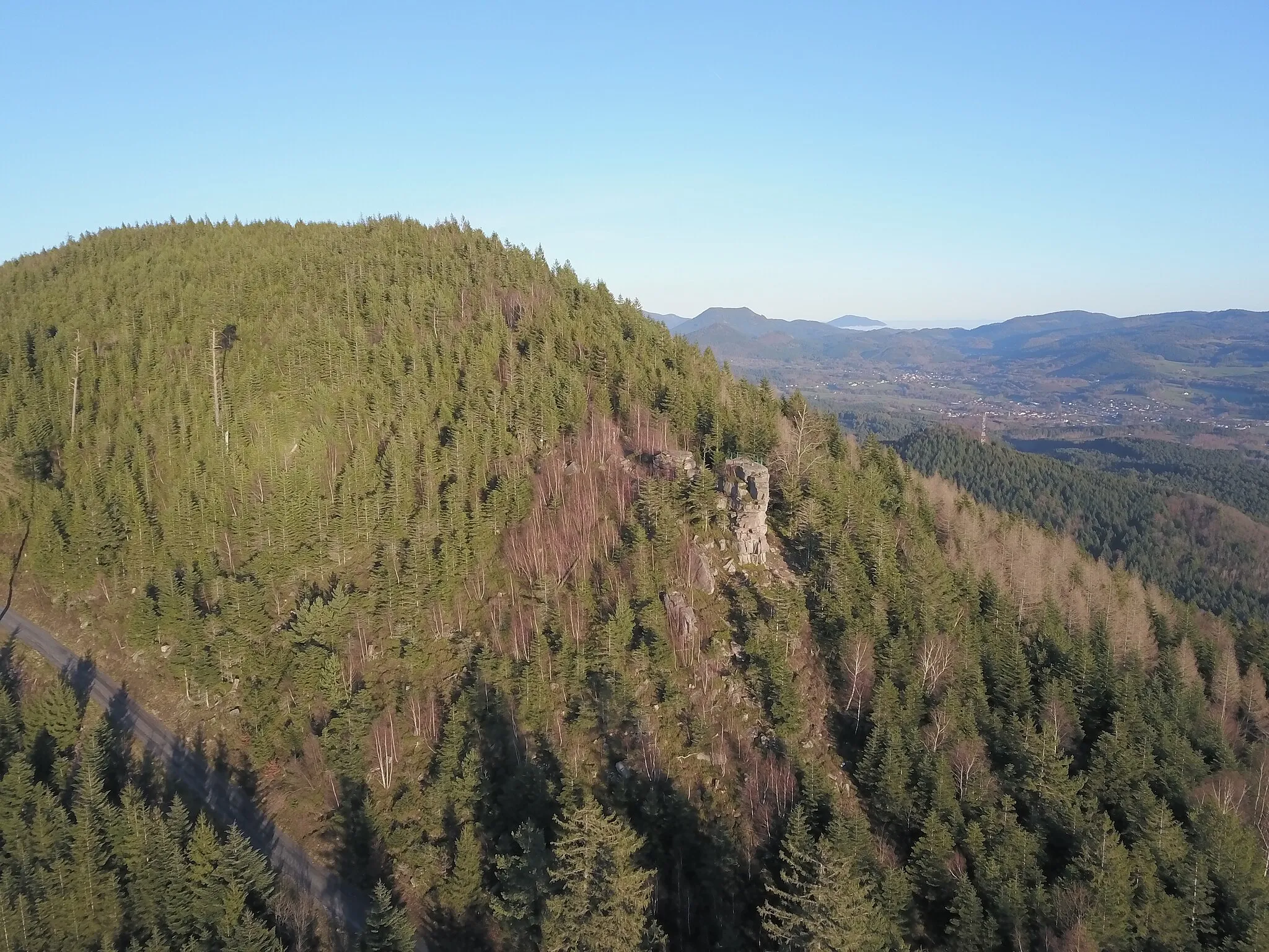 Photo showing: La roche d'Ormont vue du Sud offre un panoramique impressionnant sur les massifs Vosgiens