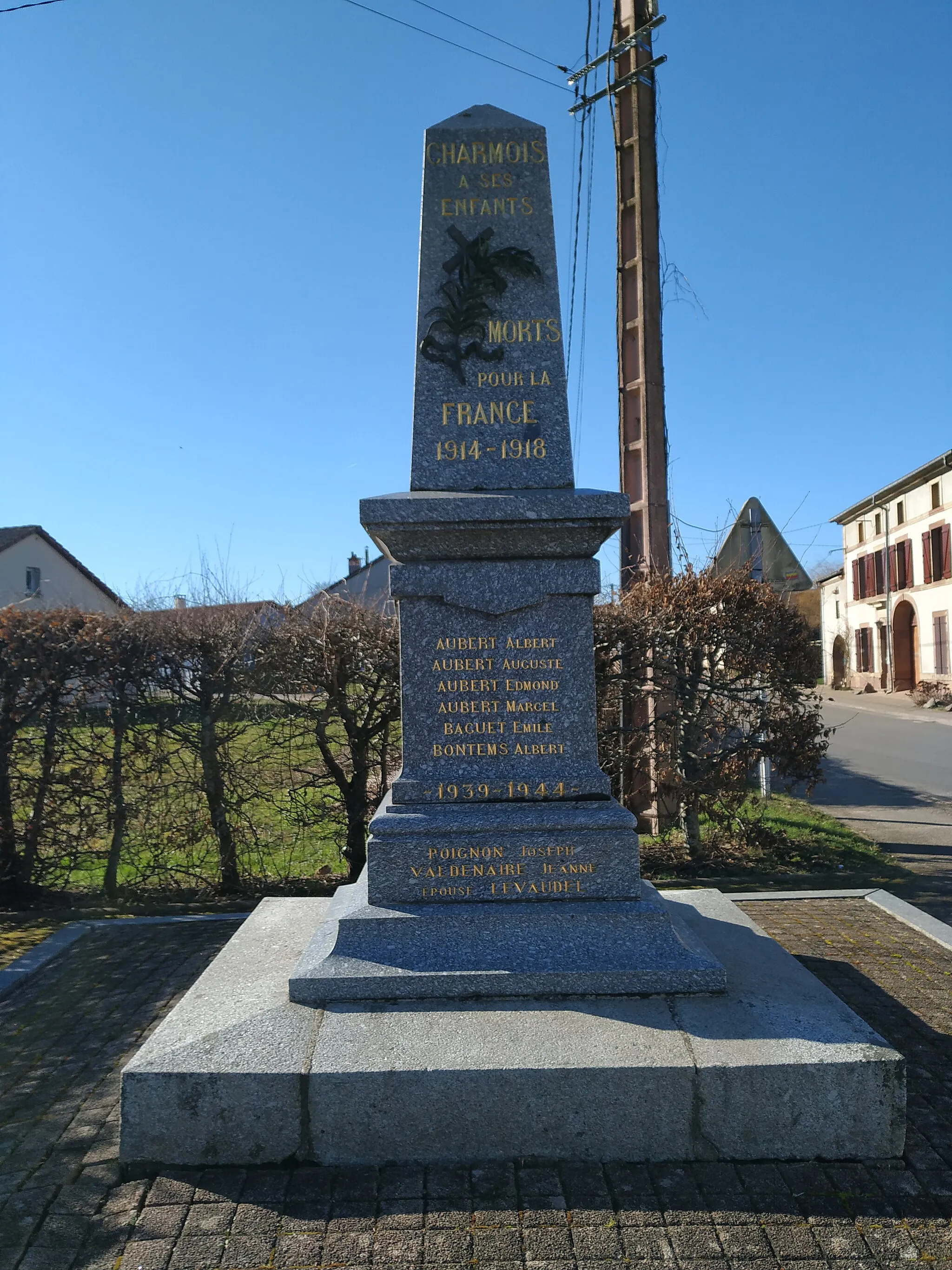 Photo showing: Monument aux morts des guerres 14-18 et 39-45 de Charmois-devant-Bruyères