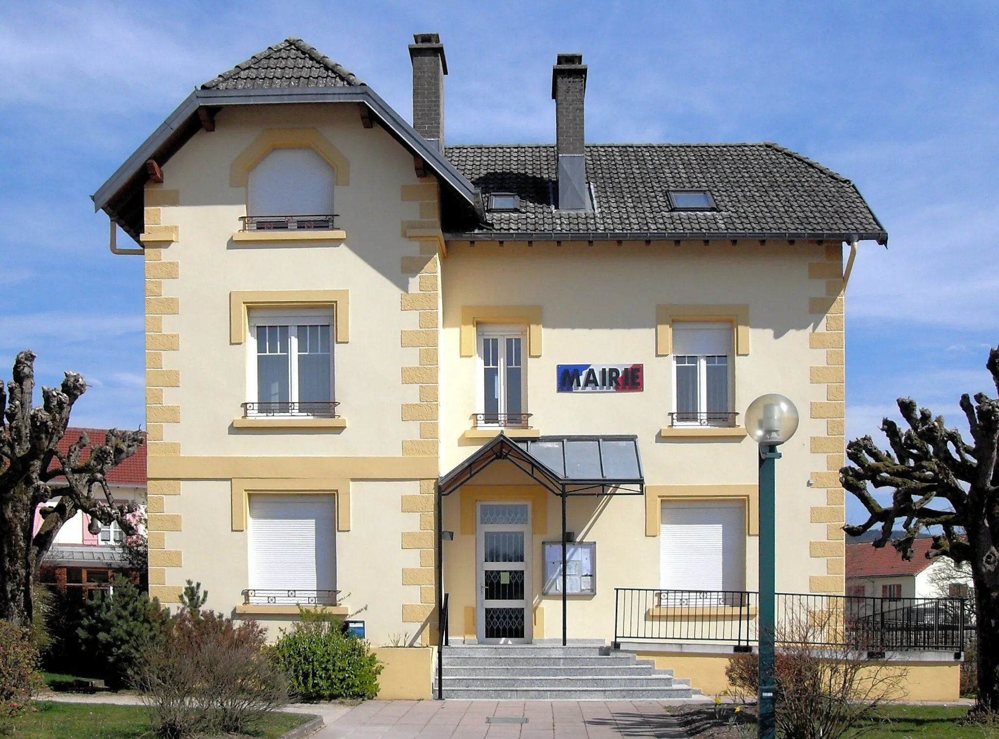 Photo showing: La mairie de Cheniménil