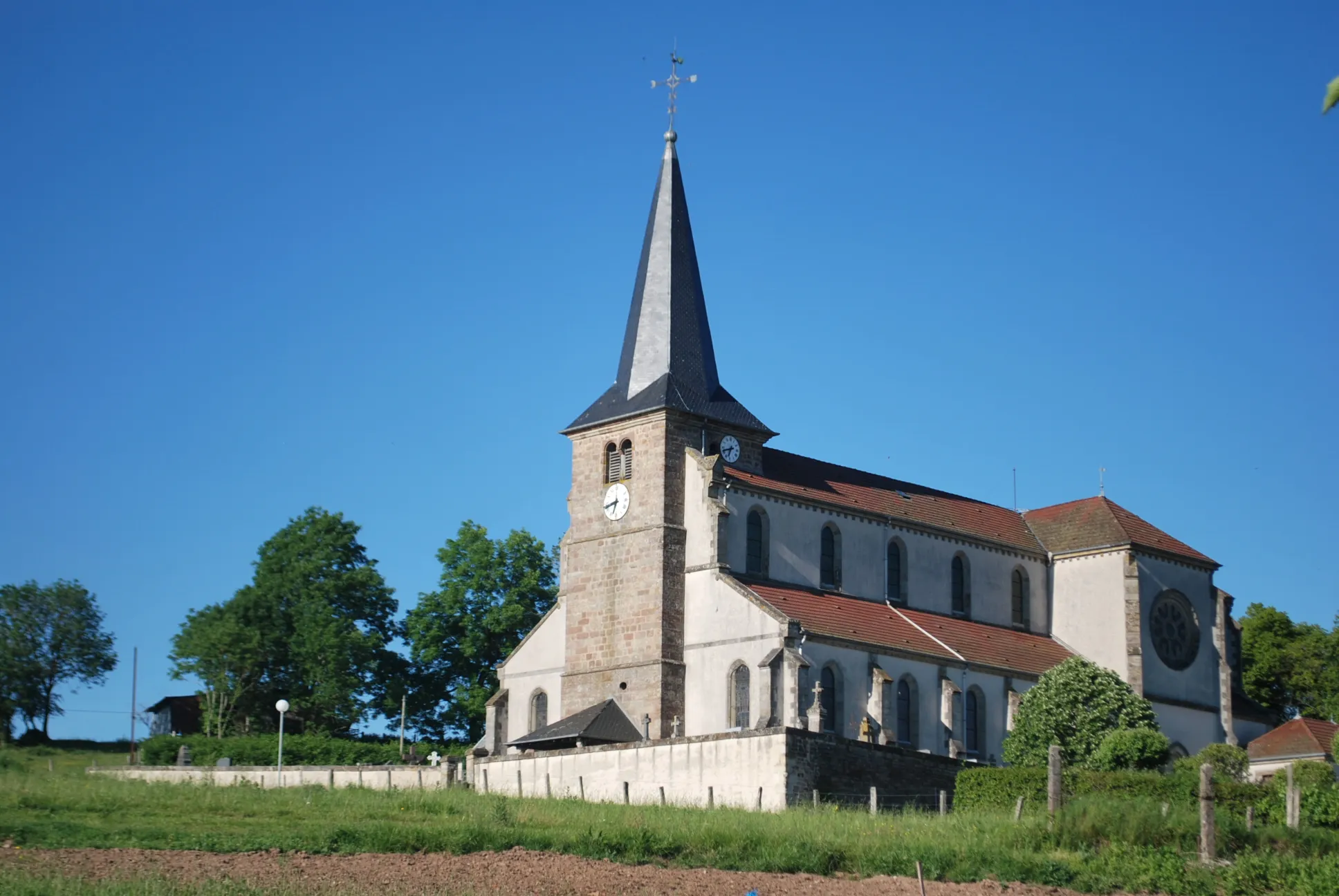 Photo showing: Façadeoccidentale et flanc sud de l'église de la Nativité-de-Notre-Dame de Grandvillers (88).