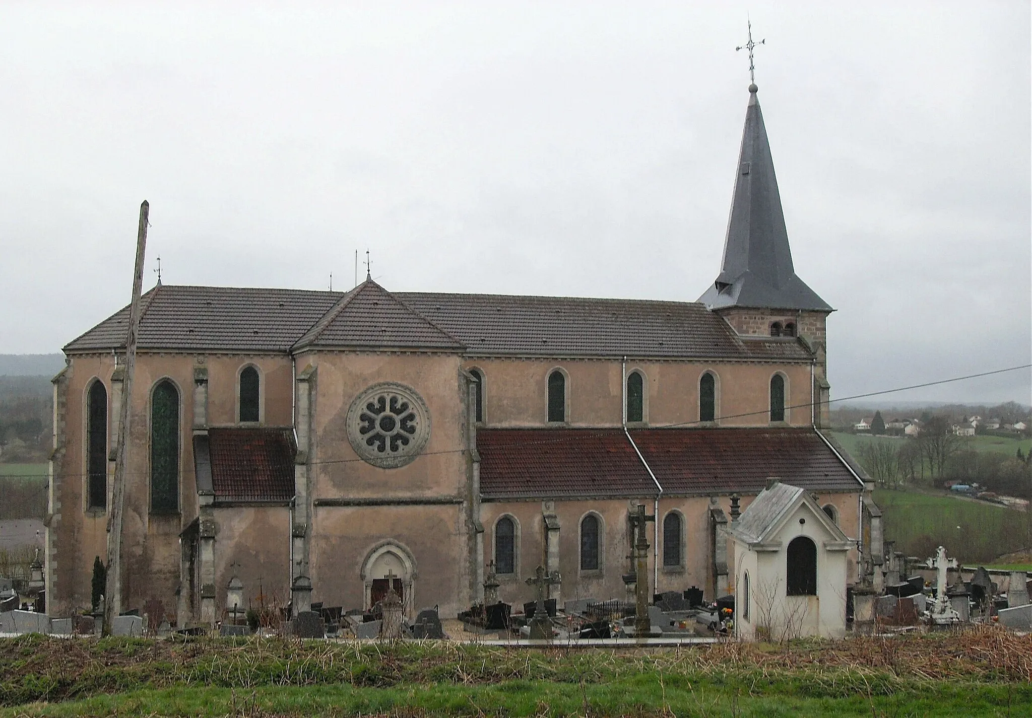 Photo showing: Côté nord de l'église à Grandvillers