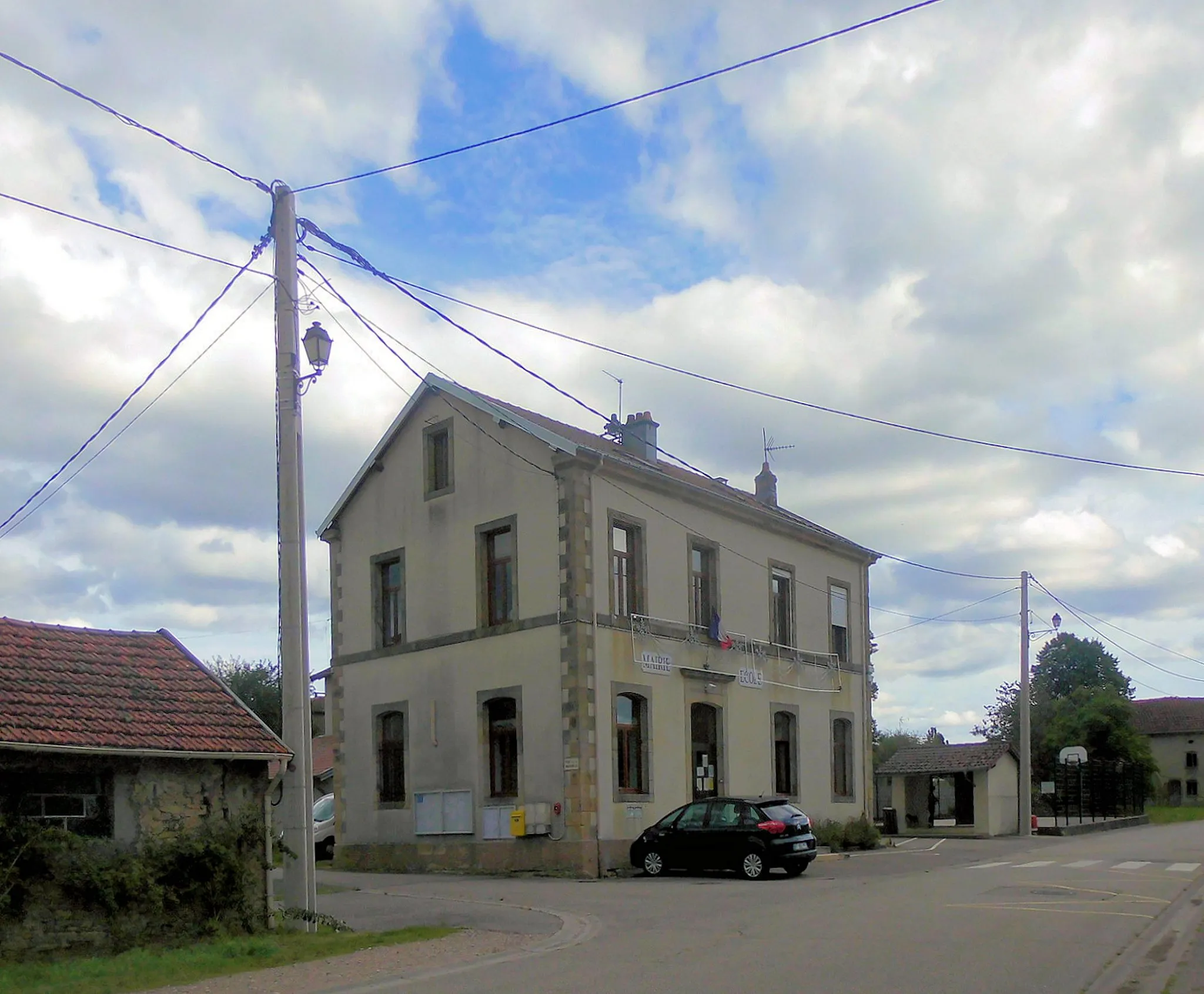 Photo showing: La mairie-école de Gugnécourt