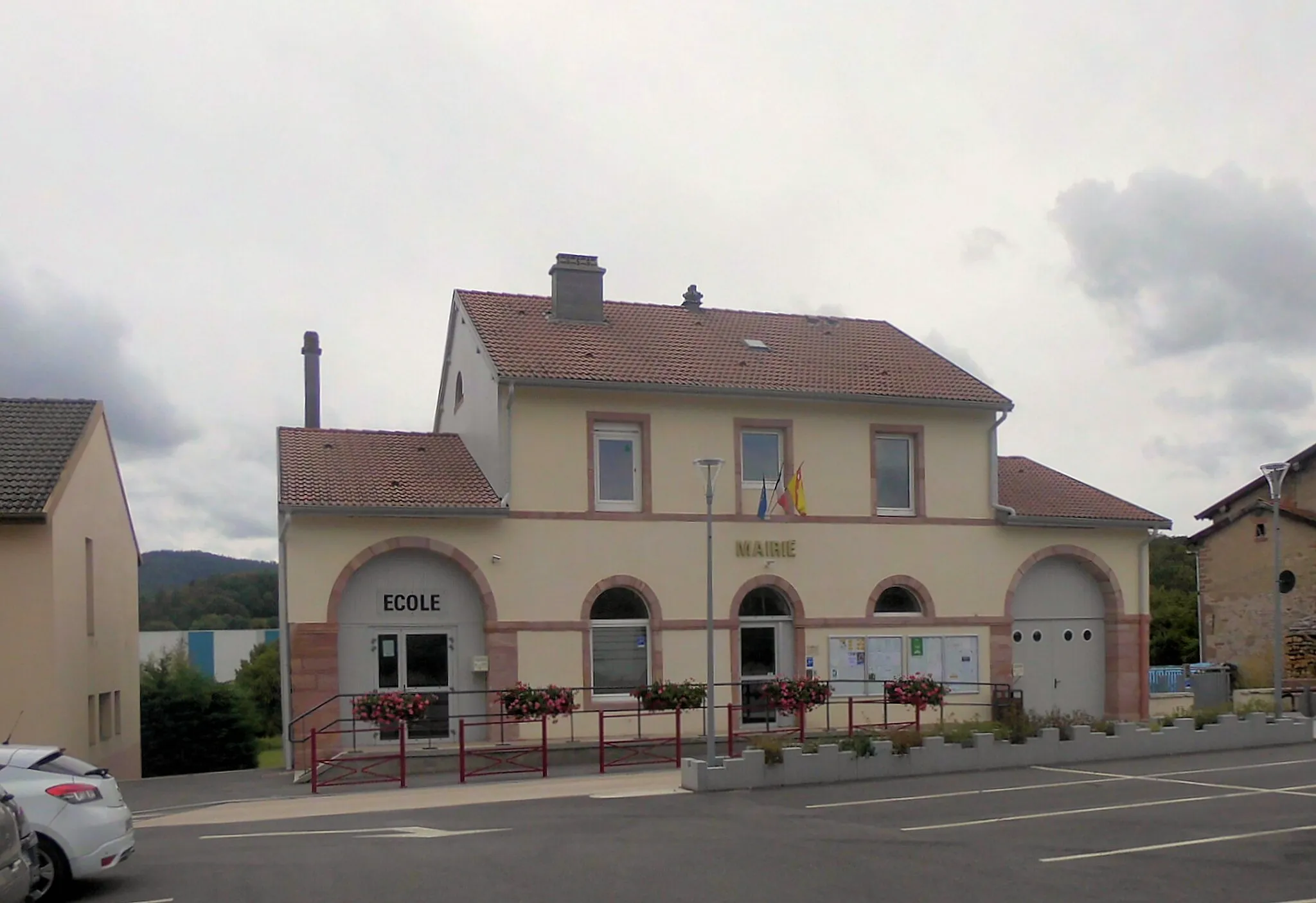 Photo showing: La mairie-école de Laval-sur-Vologne