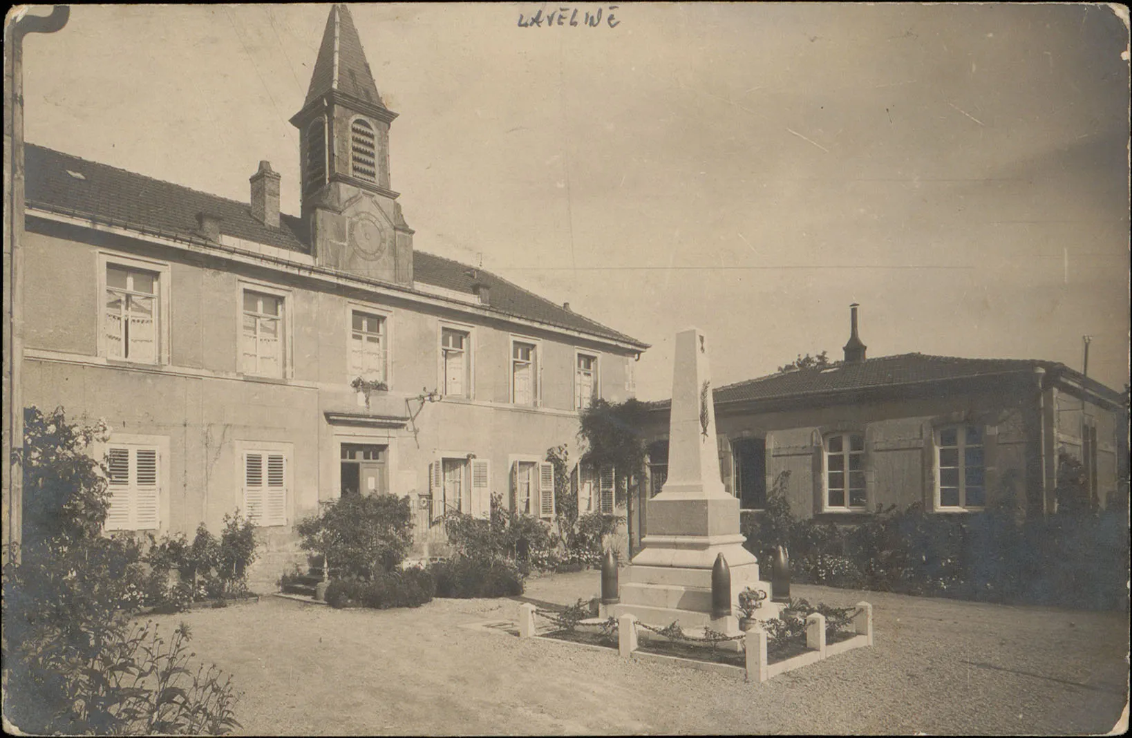 Photo showing: Carte postale représentant le monument aux morts de Laveline-devant-Bruyères