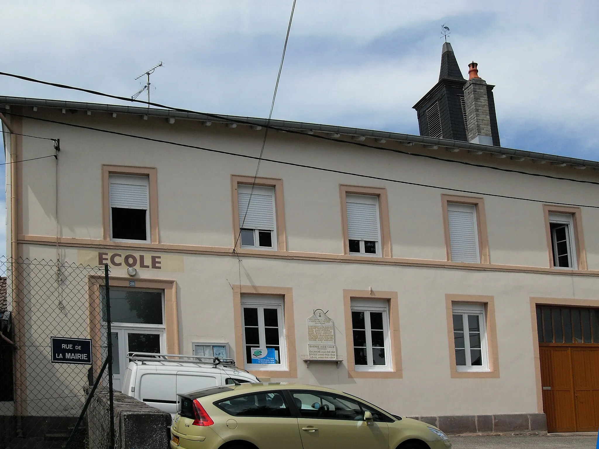 Photo showing: La mairie-école de Roulier