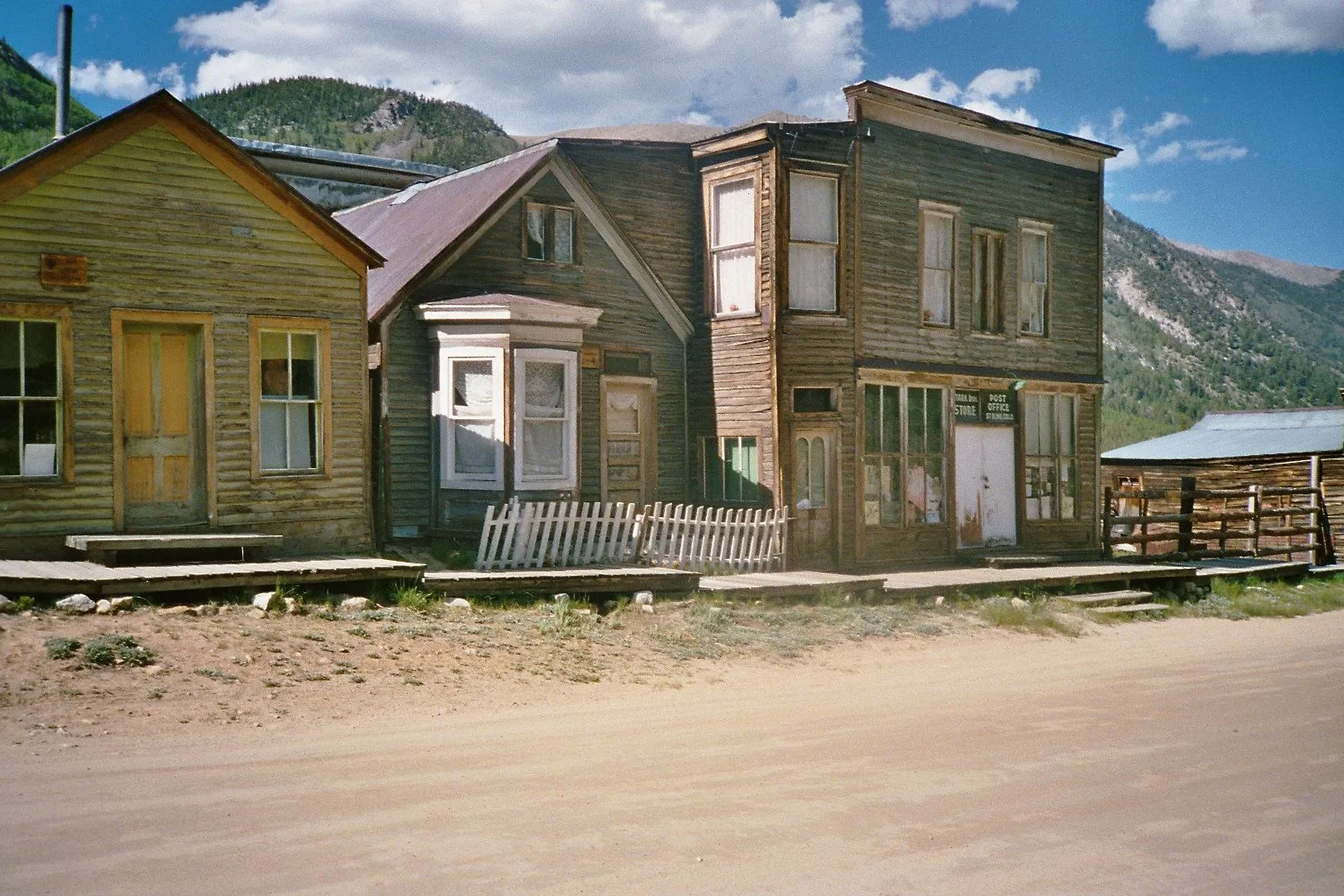 Photo showing: Scene in the ghost town of St. Elmo in Chaffee County, Colorado, United States.  The entire community is listed as a historic district on the National Register of Historic Places.