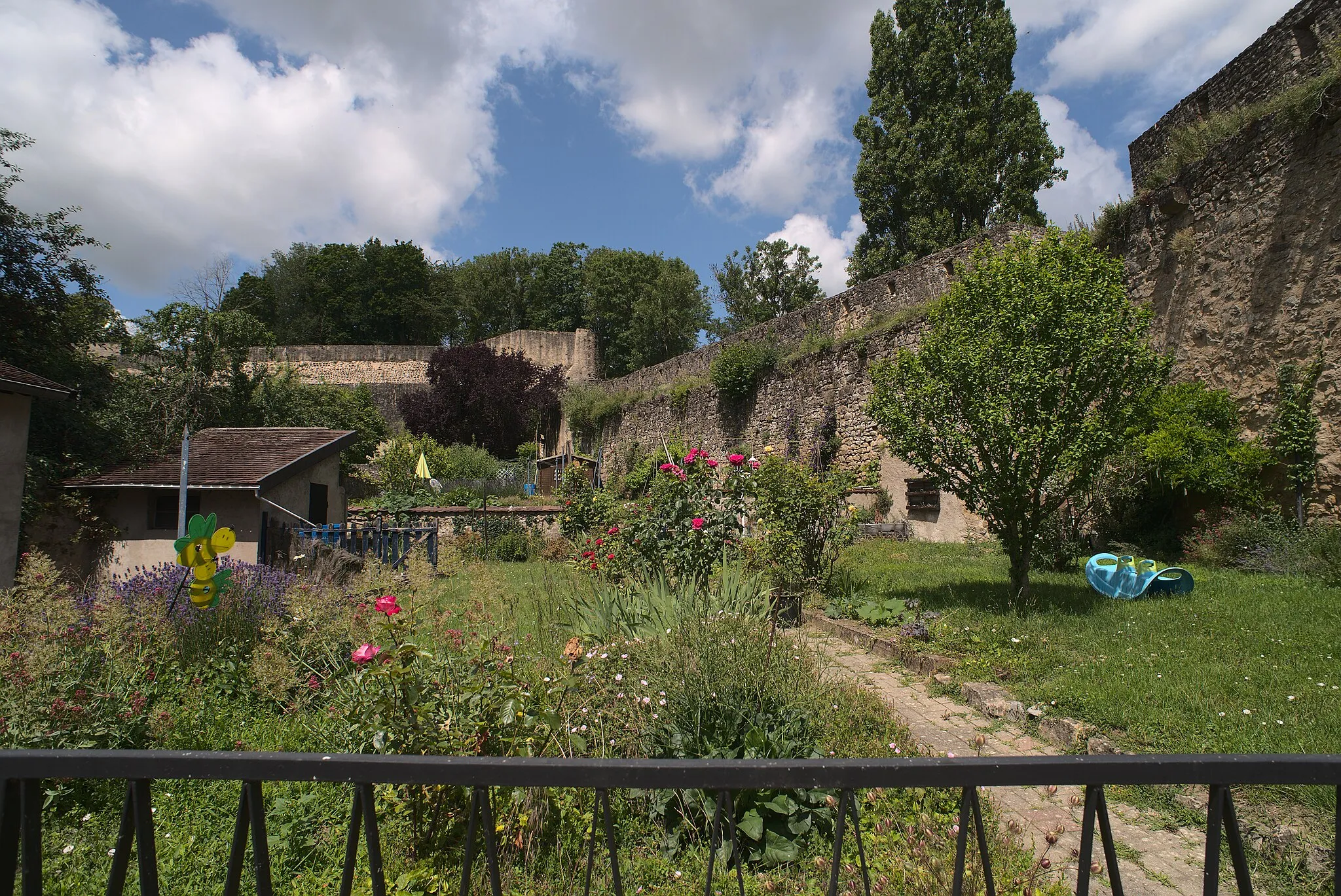 Photo showing: This building is indexed in the base Mérimée, a database of architectural heritage maintained by the French Ministry of Culture, under the reference PA00106977 .