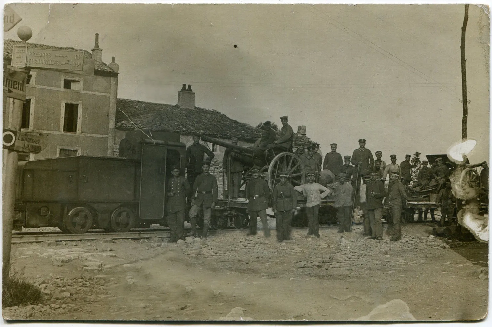 Photo showing: Deutsche Feldbahn mit Motor-Lokomotive vermutlich bei Boinville-en-Woëvre, 13 km von Fresnes und 29 km von Vigneules in Frankreich, 17./18. September 1918