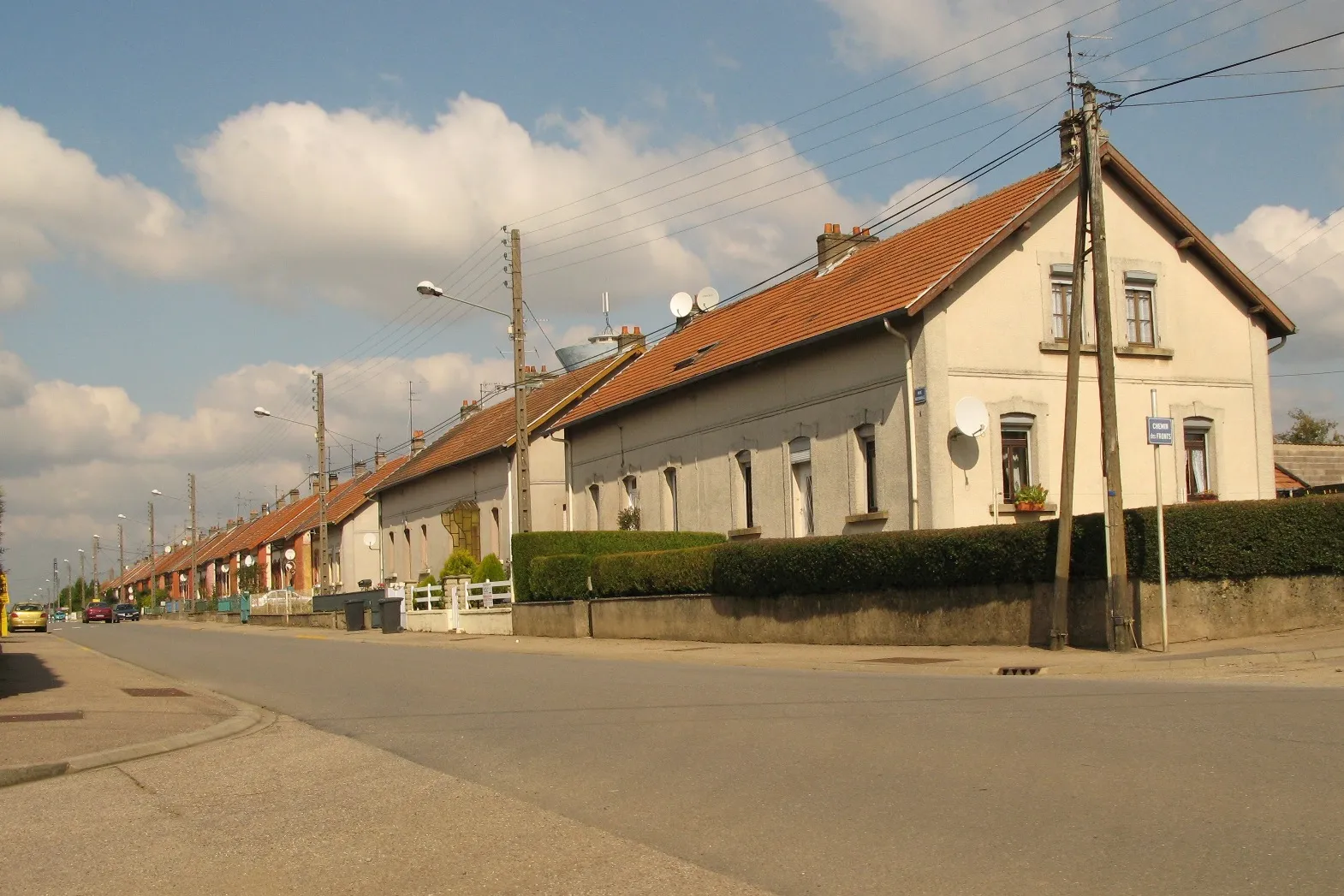 Photo showing: Maisons a Mont-Bonvilliers au croisement de la Rue Nationale et du Chemin des Fronts