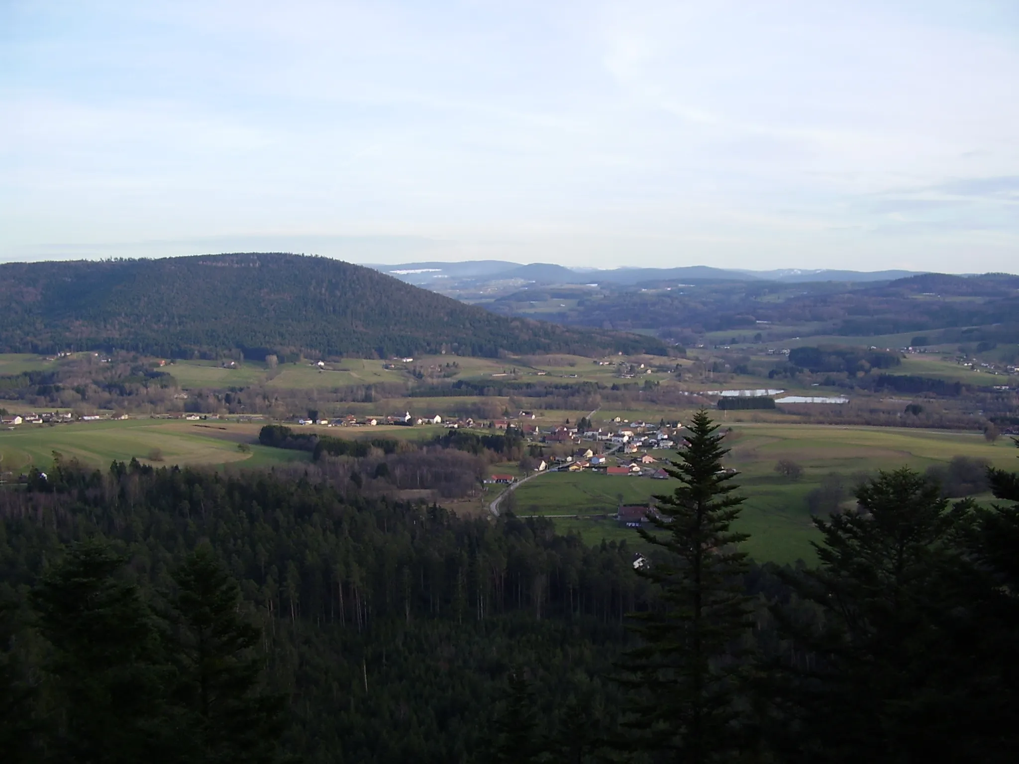 Photo showing: Vue du village Les Poulières depuis la Roche de la Clochette, en bordure de la Route forestière des plateaux.