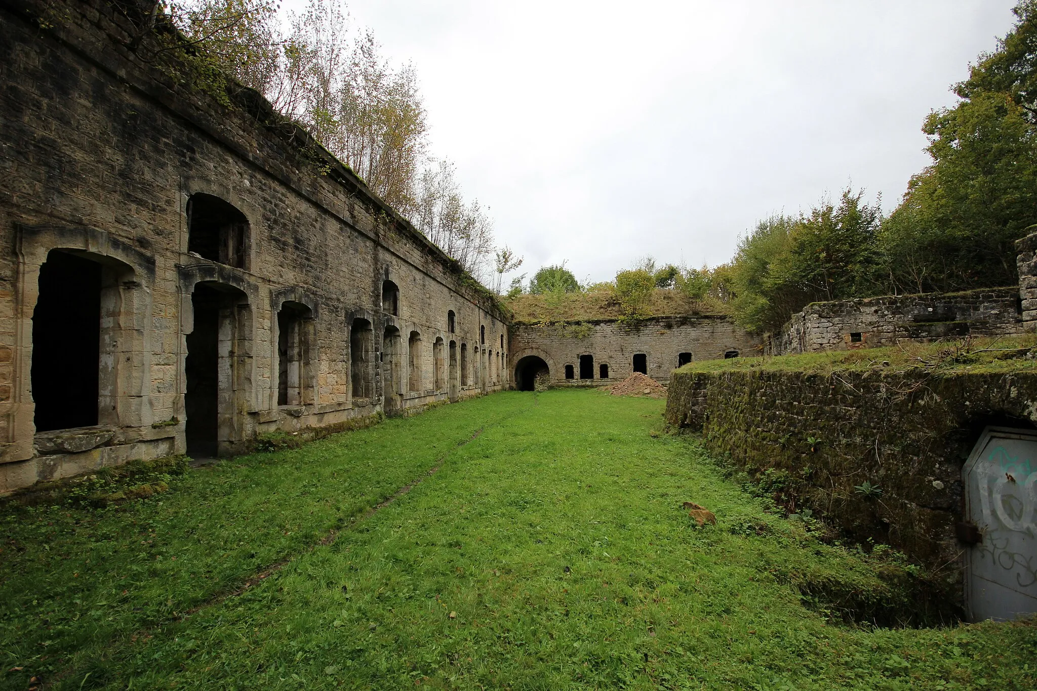 Photo showing: Le casernement et la cour du fort du Bambois