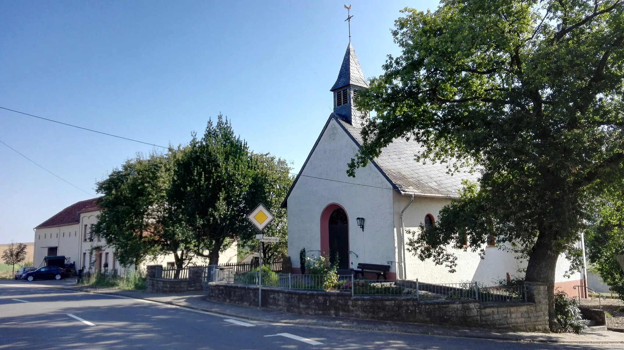 Photo showing: Die katholische Filialkirche St. Wendalinus in Münzingen wurde von 1956 bis 1958 errichtet. Obwohl Münzingen nach dem Zweiten Weltkrieg dem Saarland zugeschlagen wurde, gehört der Ort zur rheinland-pfälzischen katholischen Pfarrei Kirf bzw. Pfarreiengemeinschaft Serrig-Freudenburg.