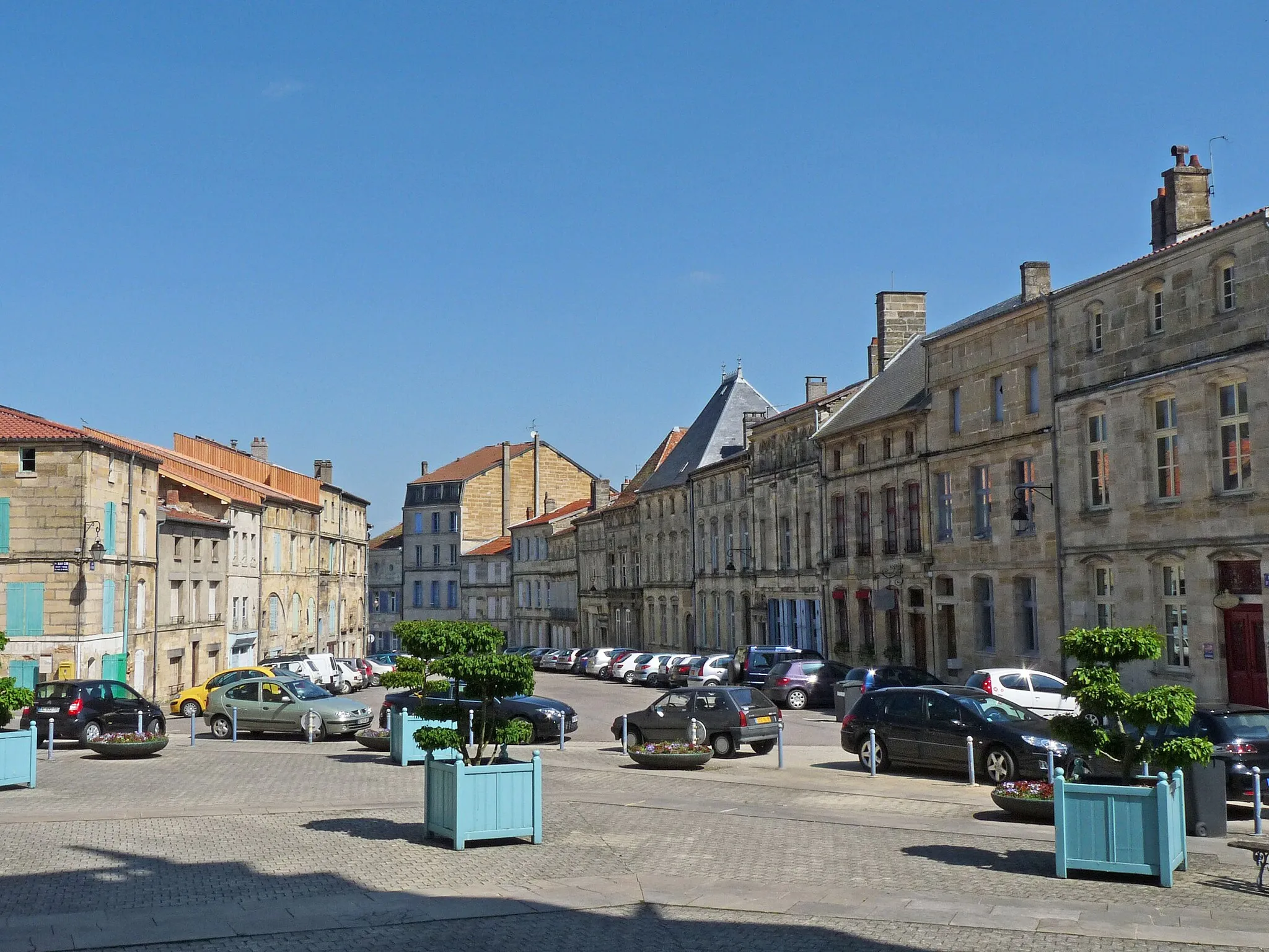 Photo showing: Place Saint-Pierre à Bar-le-Duc (Meuse), dans le Quartier Renaissance de la Ville Haute. Plusieurs immeubles classés par les Monuments historiques, dont les n° 4, 8, 10, 14.