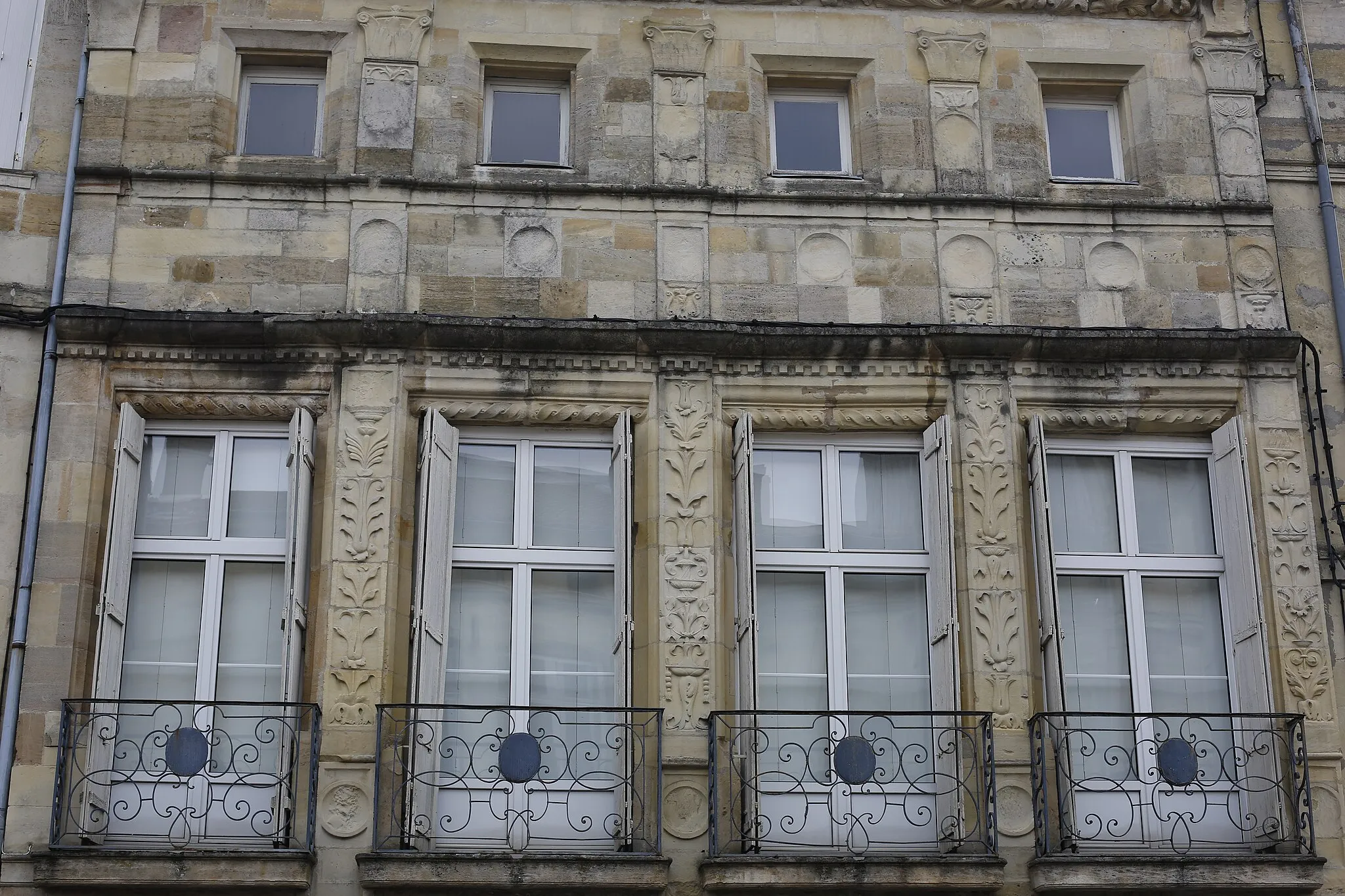 Photo showing: Immeuble du XVIe siècle, 4 place Saint-Pierre à Bar-le-Duc.