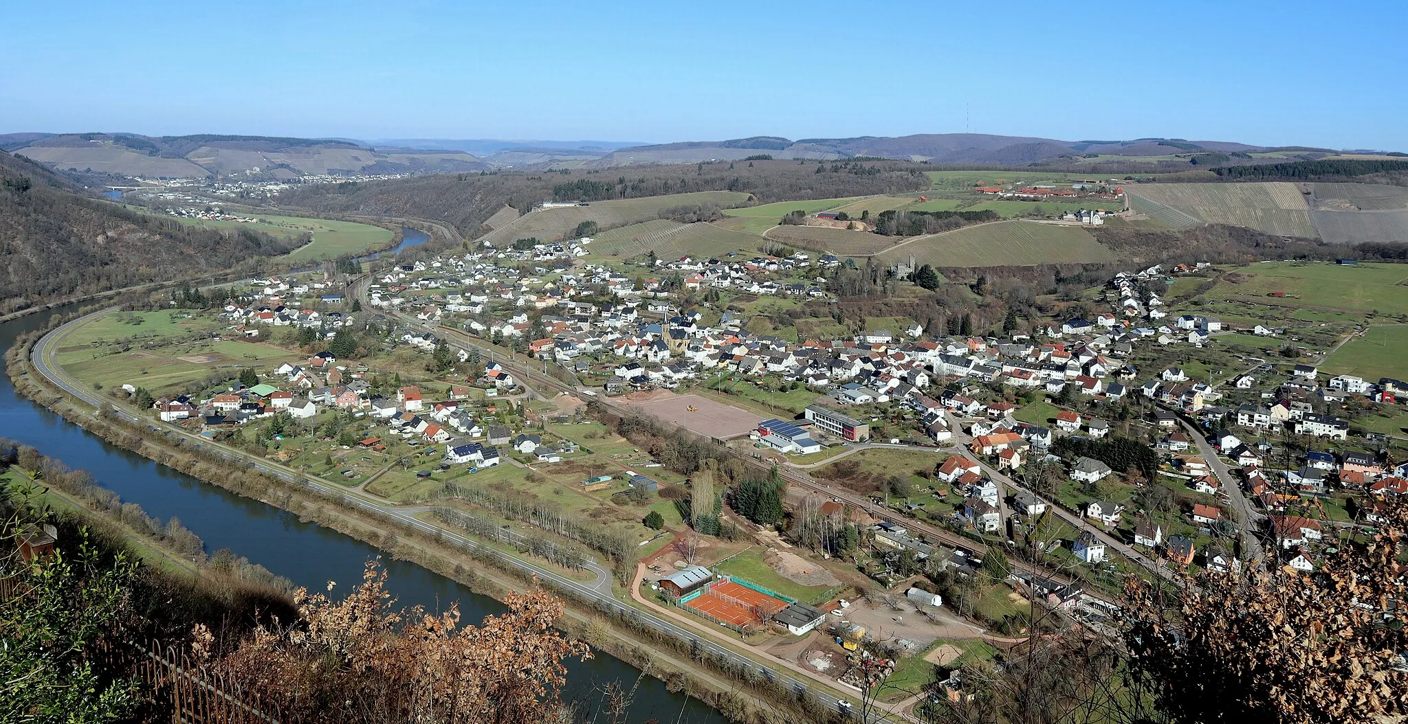 Photo showing: View of the municipality Serrig seen from war cemetery in Kastel-Staadt, Rhineland-Palatinate, Germany.