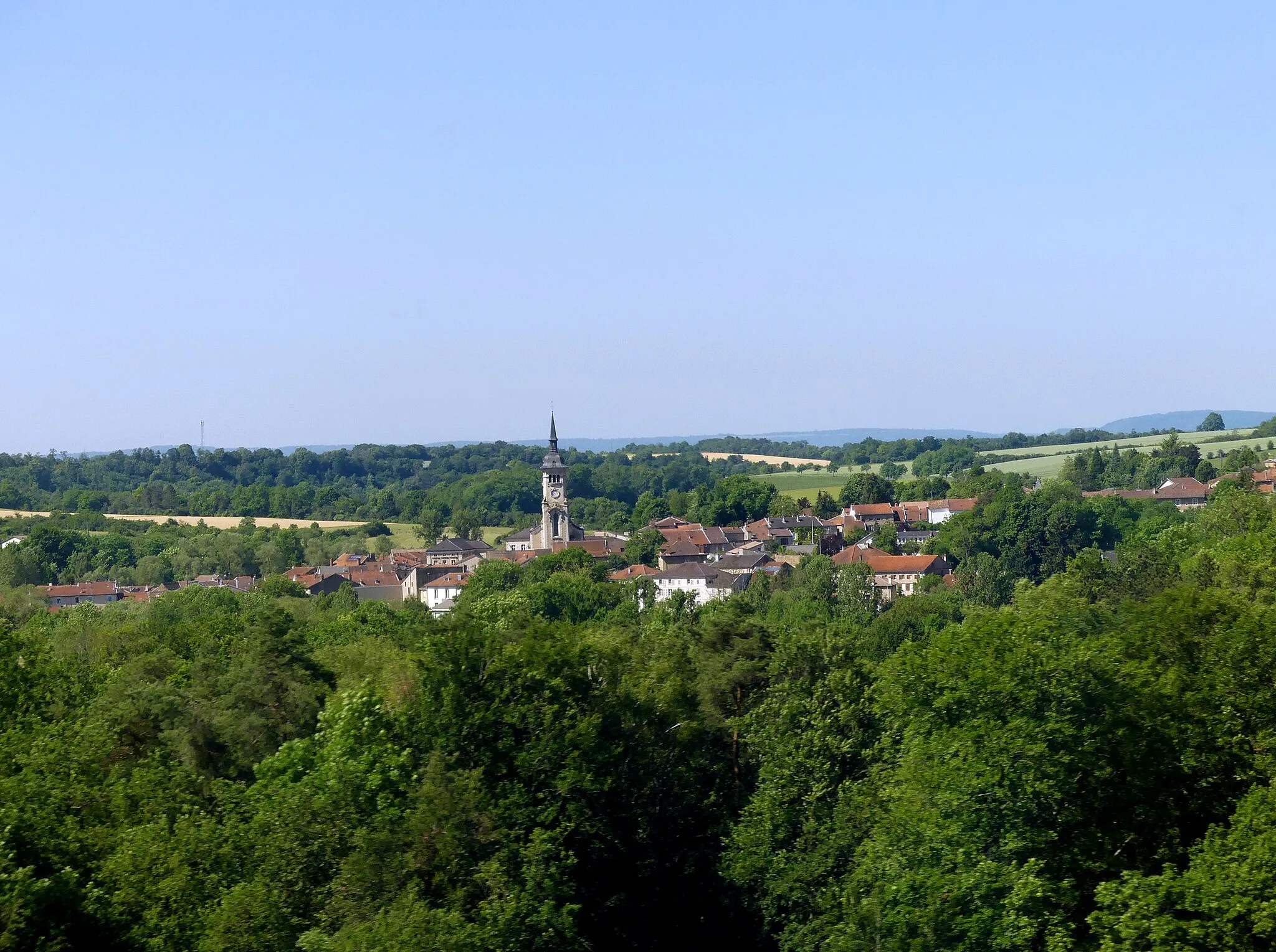 Photo showing: Sight, from the high speed railway line from Paris to Strasbourg, of Thiaucourt-Regniéville village, in Meurthe-et-Moselle, France.