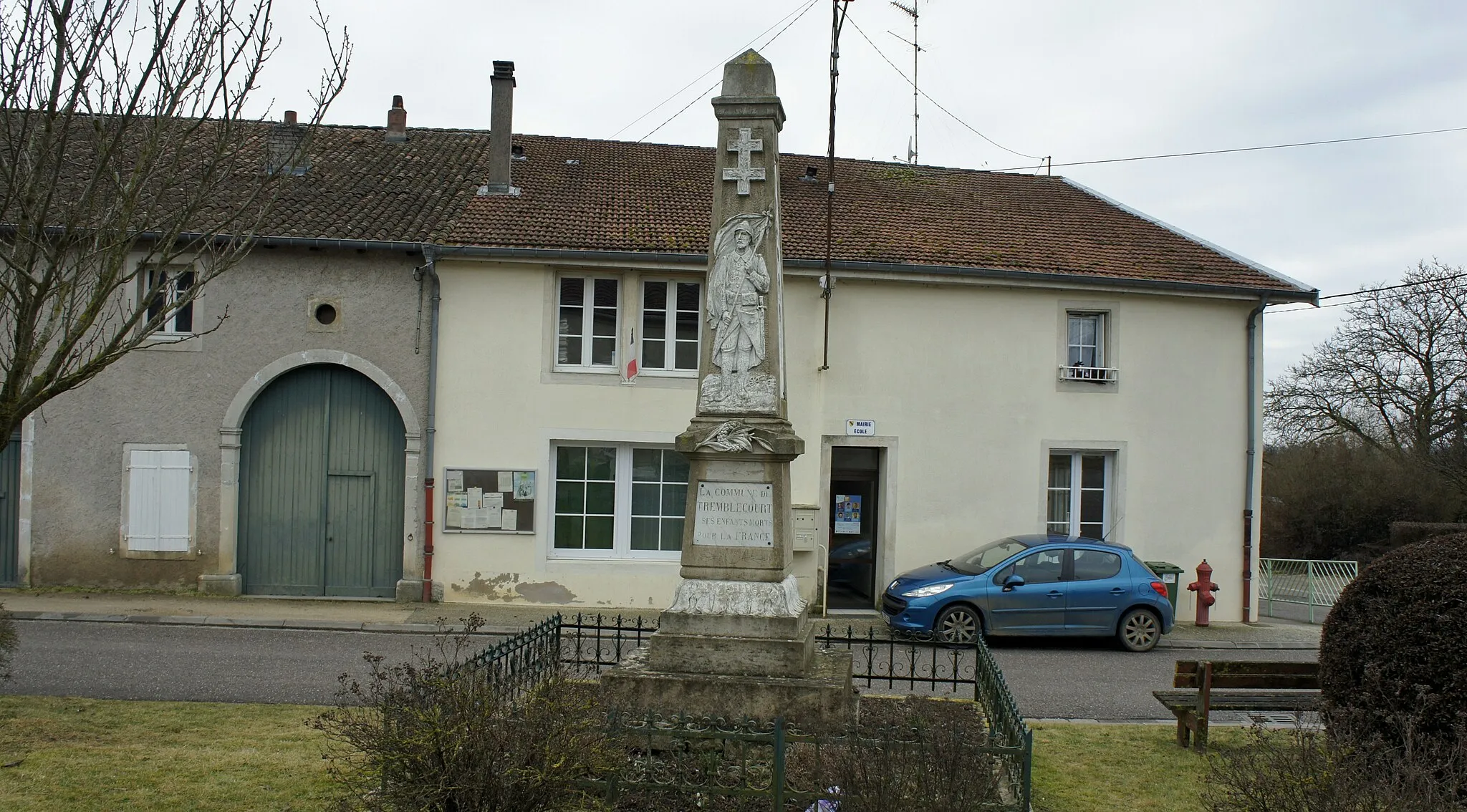 Photo showing: Mairie et monument aux morts de Tremblacourt.