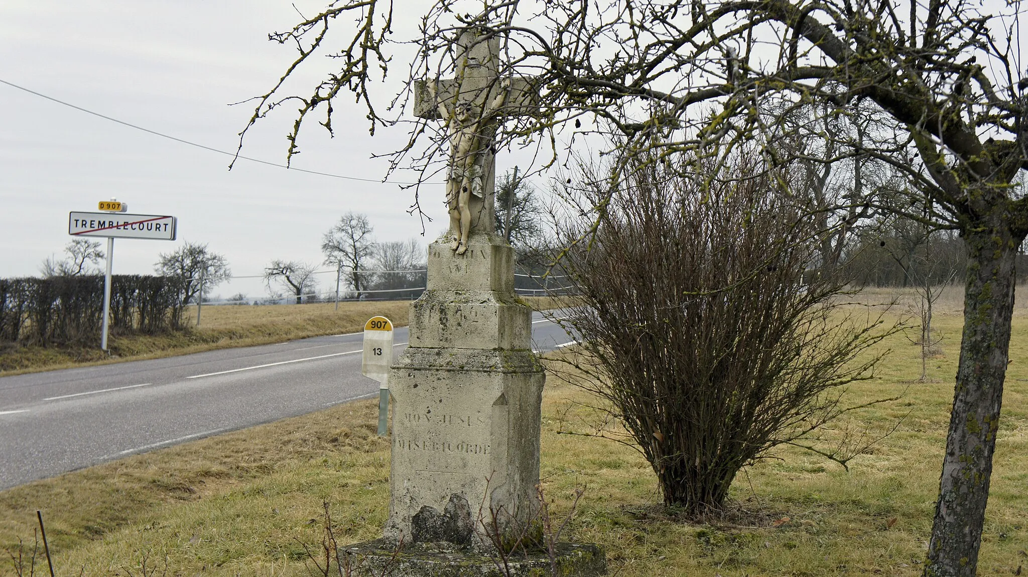 Photo showing: Croix de chemin à la sortie du village de Tremblecourt.