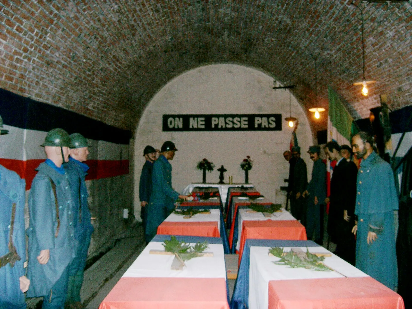 Photo showing: Cérémonie du choix du soldat inconnu destiné à reposer sous l'Arc de Triomphe ; citadelle souterraine de Verdun. Reconstitution.

Photo PRA