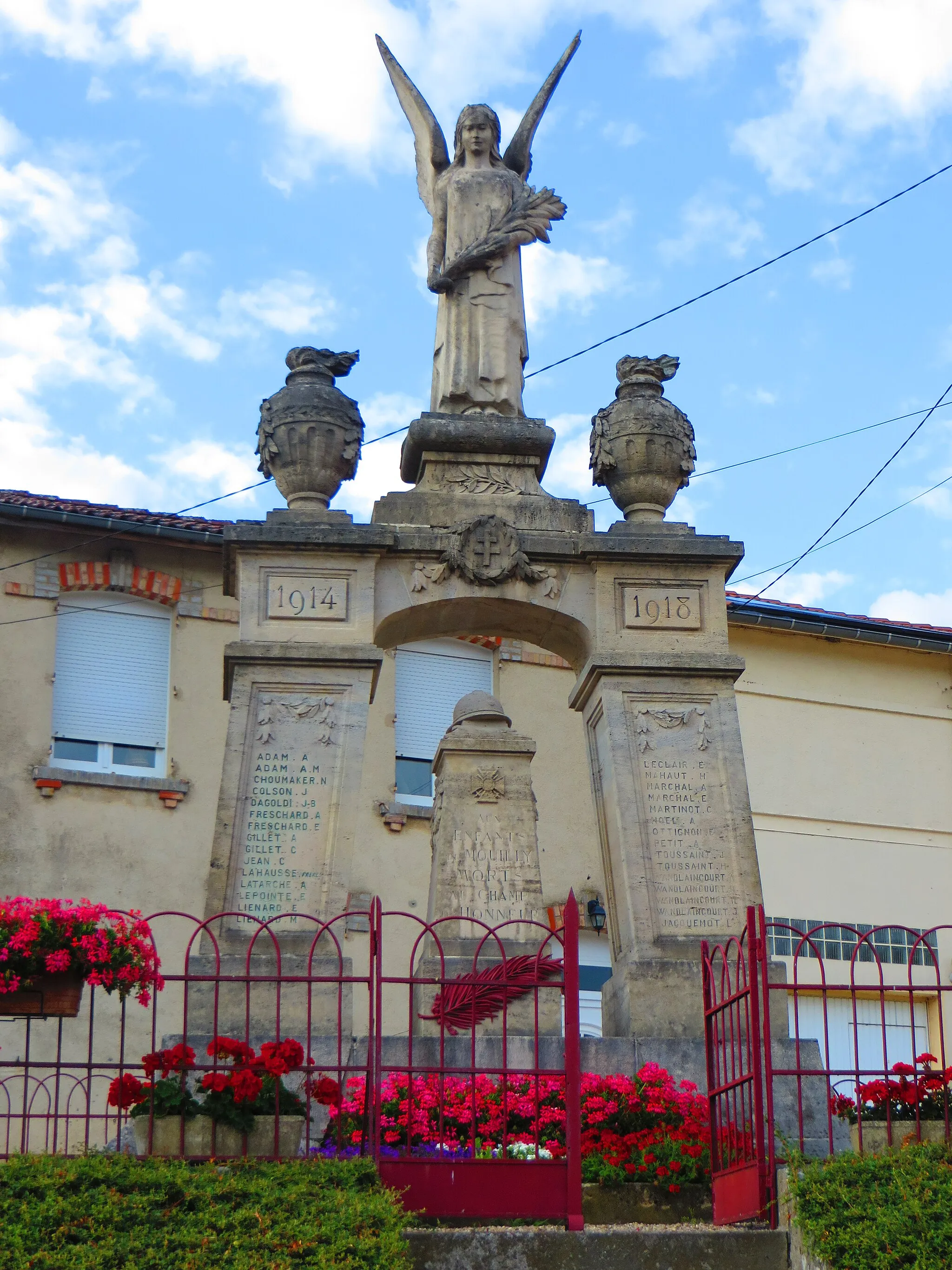 Photo showing: Mouilly monument aux morts