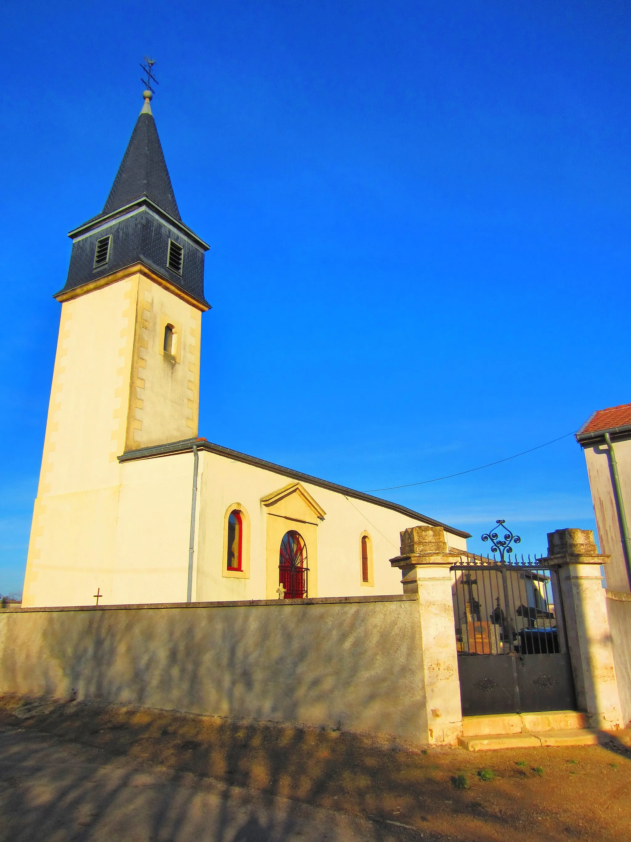 Photo showing: Lanheres church