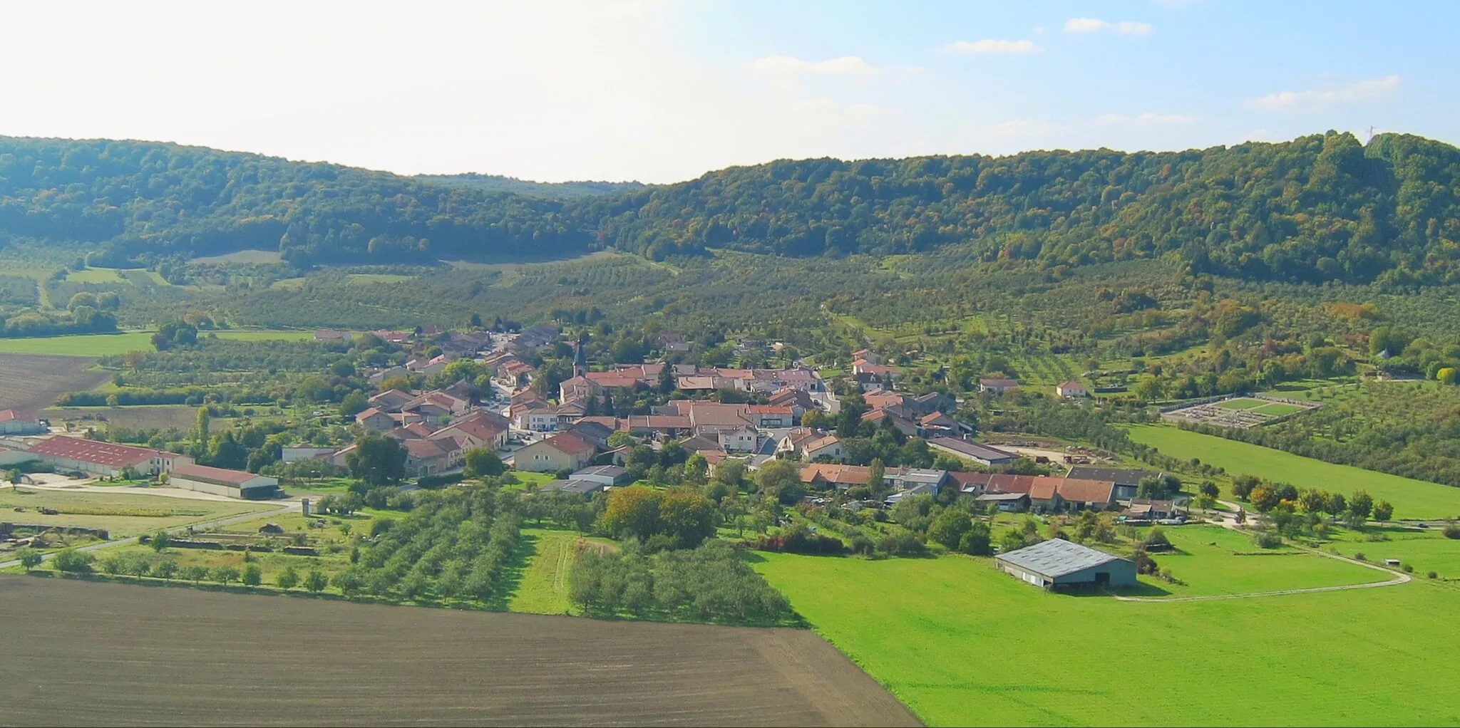 Photo showing: Le village d'Heudicourt sous ses côtes - Eperon visible à droite
