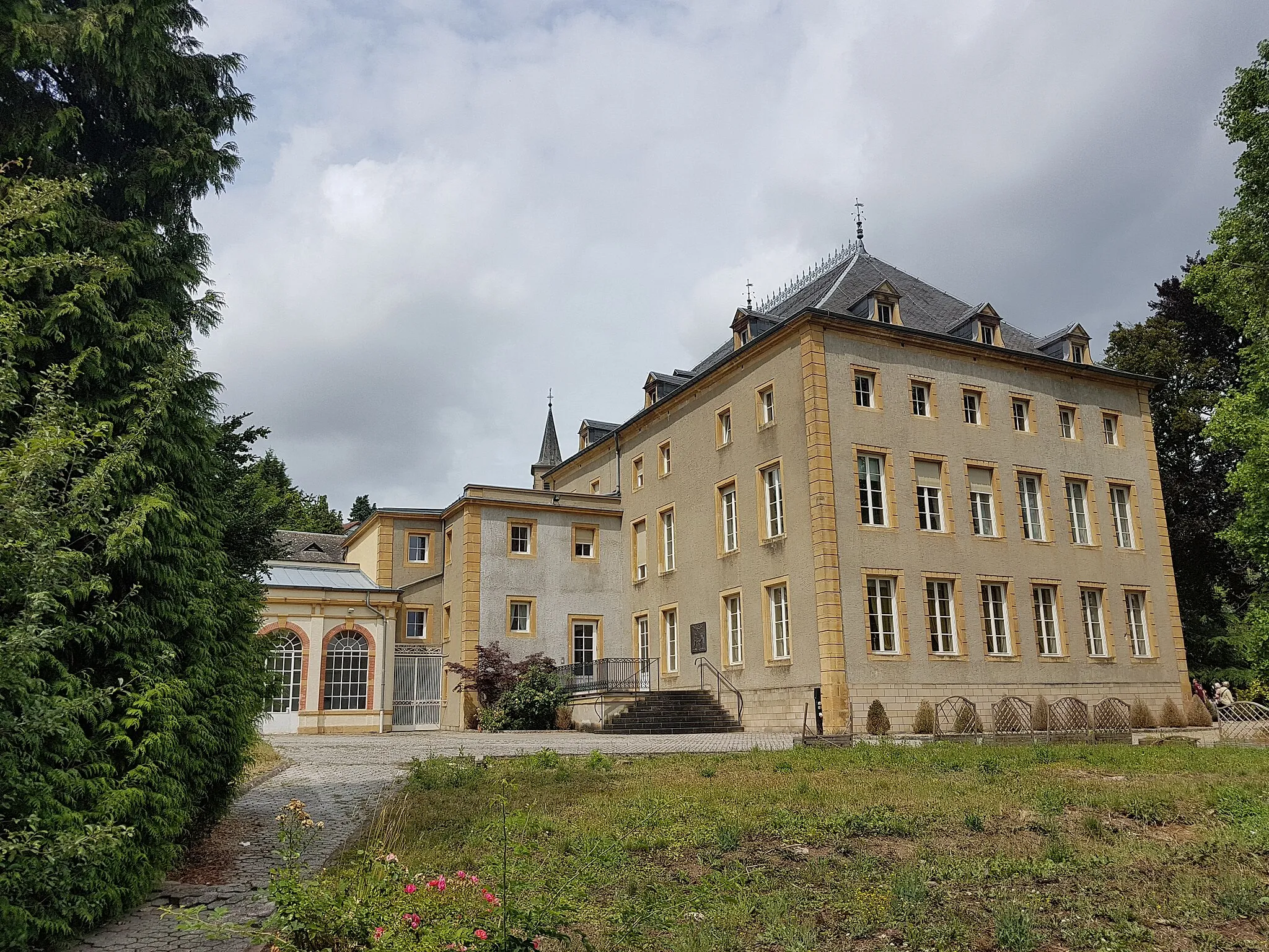 Photo showing: Schengen Castle was built in the 13th century as a moated castle. The castle is located in Schengen, Luxembourg. From the original moated castle only one of the four round towers is preserved. In 1968 this round tower was added to the "Lëscht vun de klasséierte Monumenter" (protected monument). Backside.