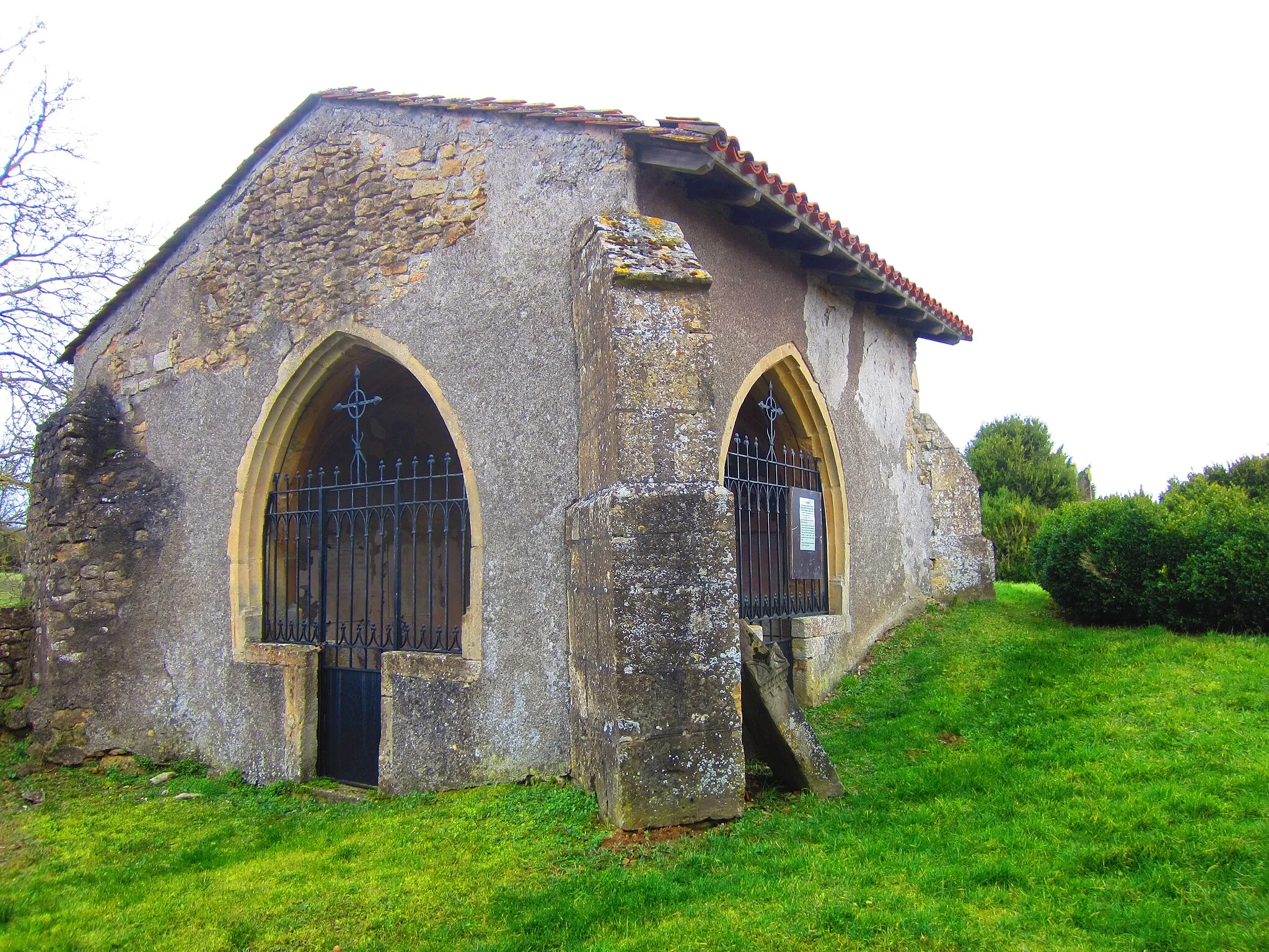 Photo showing: St Supplet ossuaire