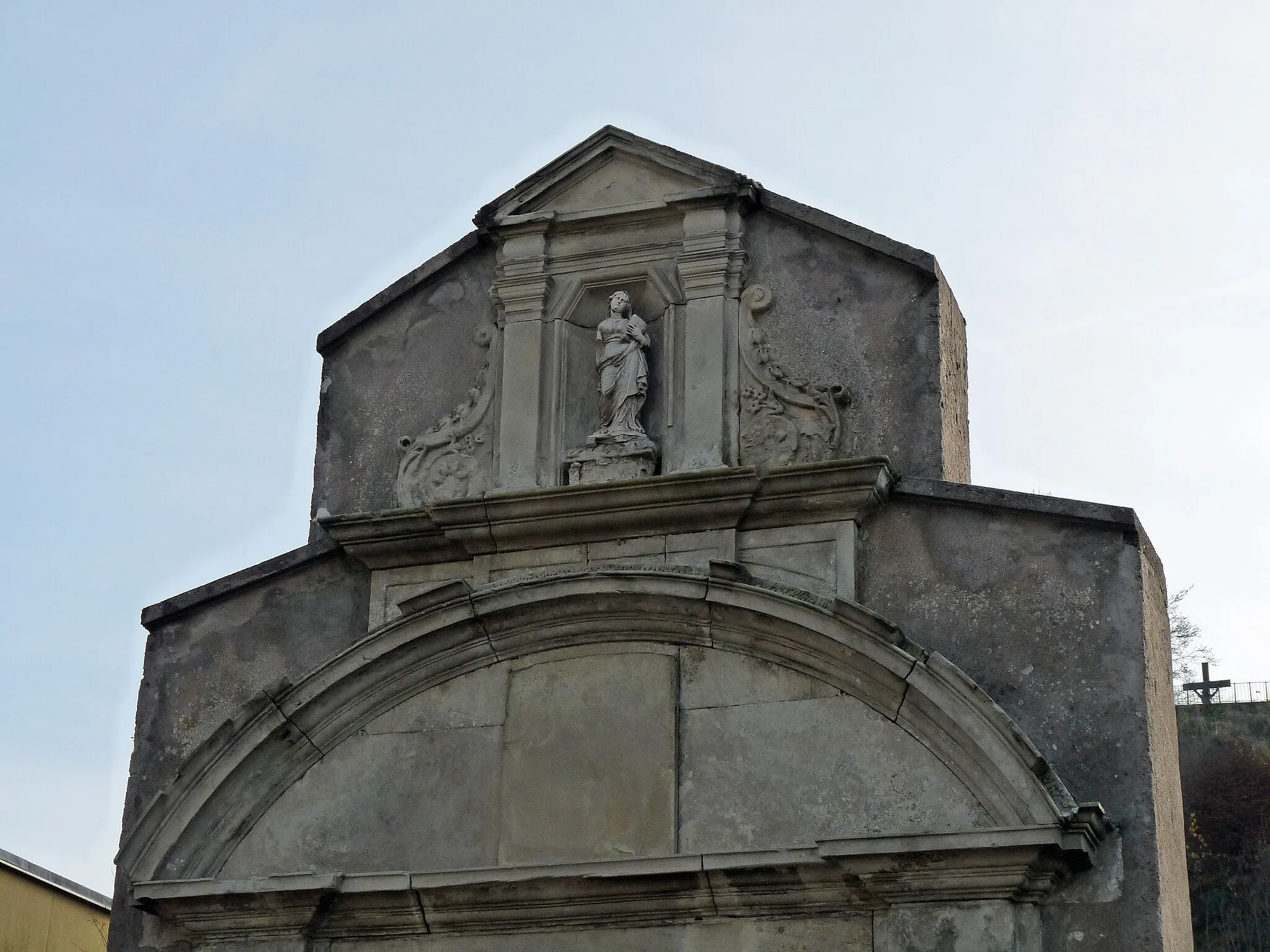 Photo showing: Remiremont : Hôpital-hospice Sainte-Béatrix, le portail, sa niche et la statue, seuls vestiges, inscrits MH en 1992