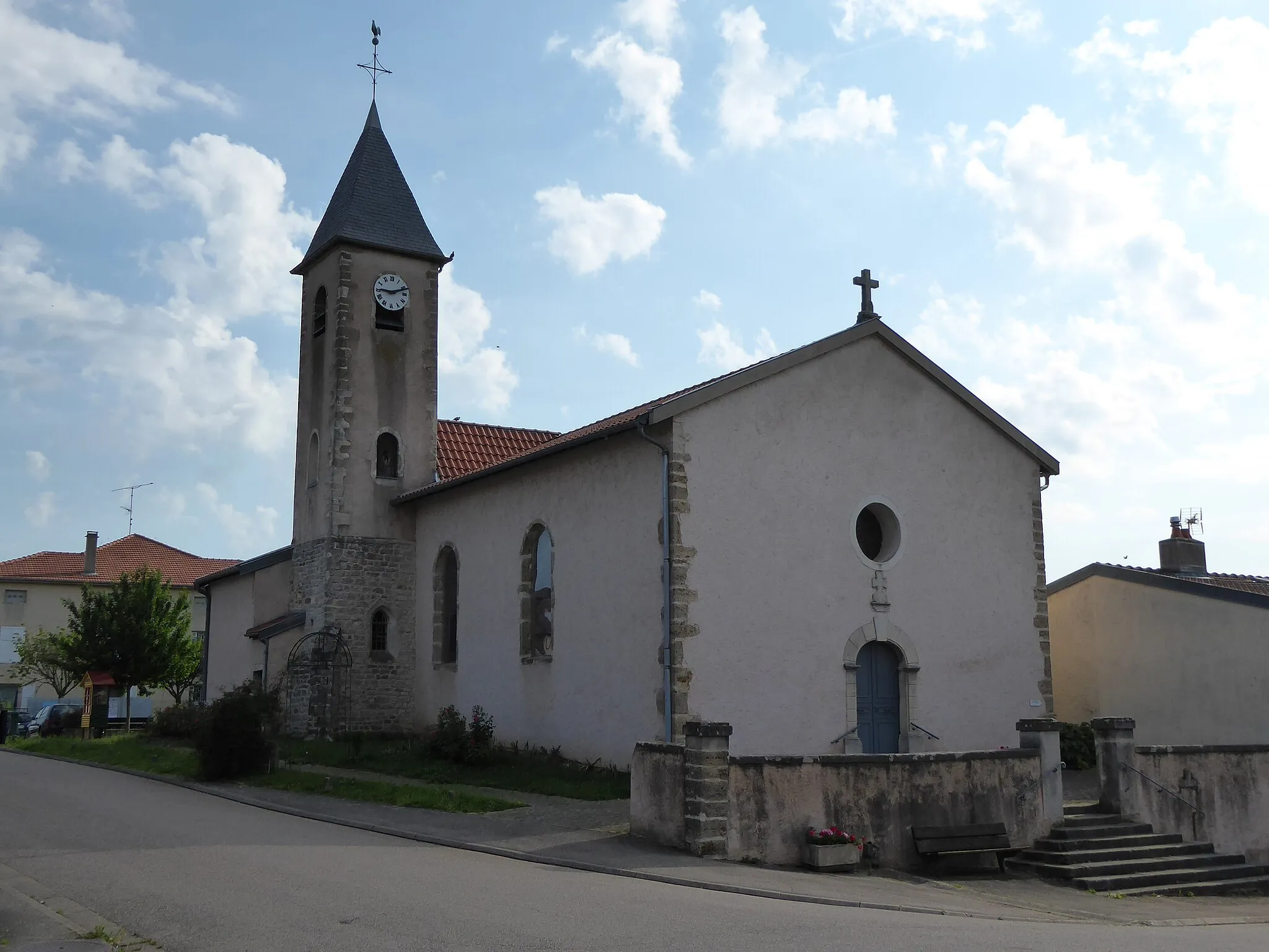 Photo showing: Église de l'Assomption (XVIIIème siècle) et sa tour romane du XIIème siècle à Agincourt près de Nancy en Lorraine.