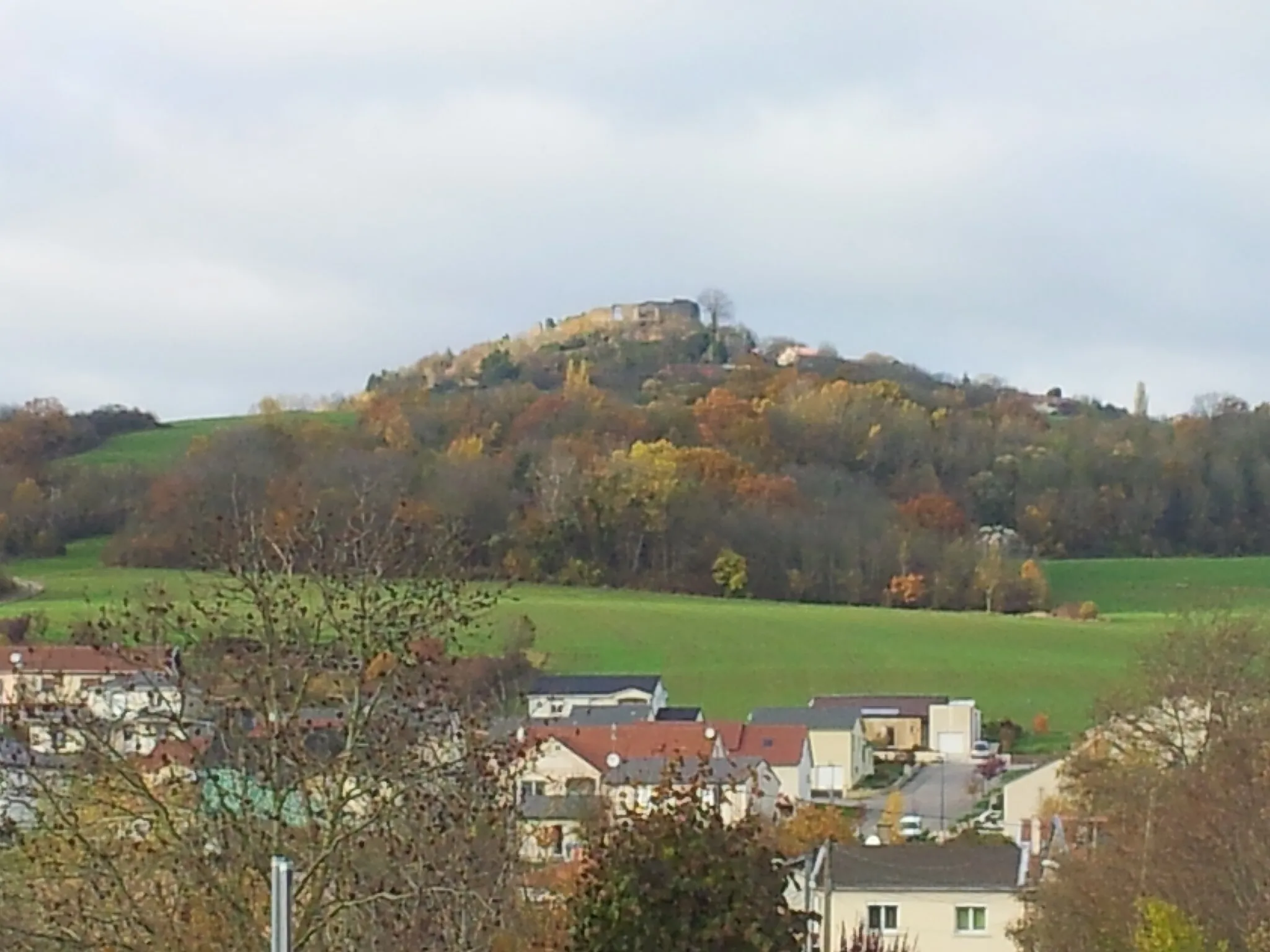 Photo showing: La colline de Mousson, butte-témoin des côtes de Moselle située principalement sur le territoire de la commune de Mousson dans le département de Meurthe-et-Moselle, vue depuis Atton.
