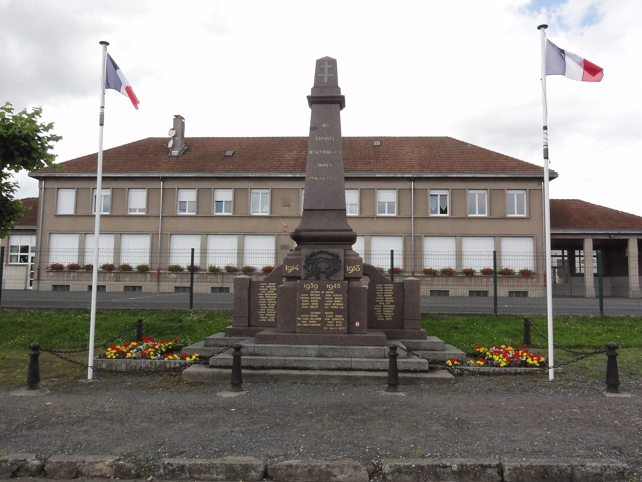 Photo showing: Azerailles (M-et-M) monuemtn aux morts devant l'école