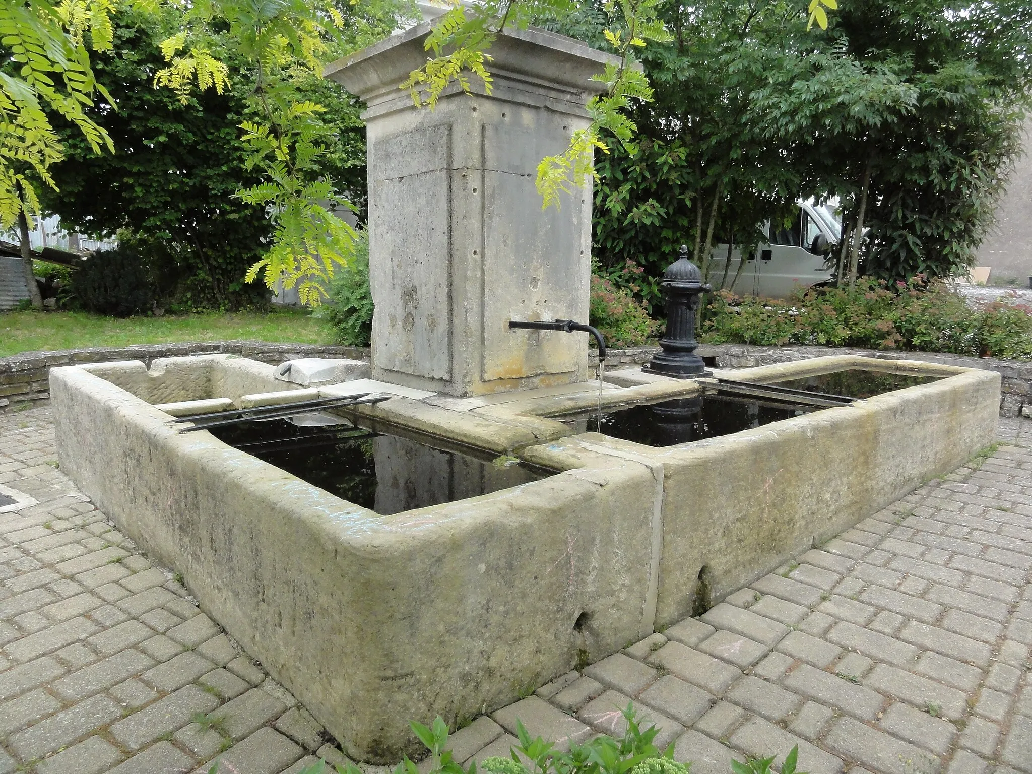 Photo showing: Benney (M-et-M) fontaine - lavoir