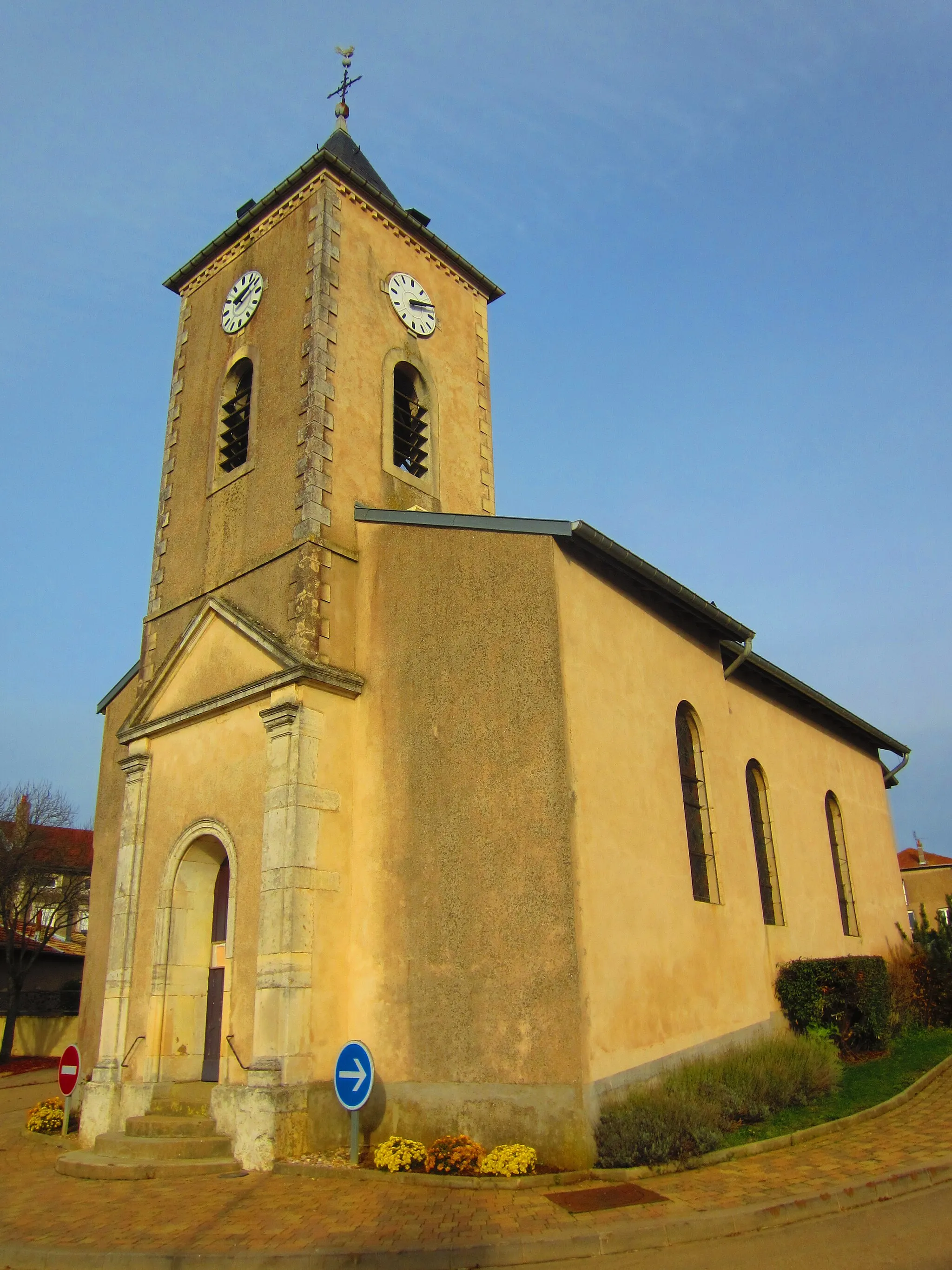 Photo showing: Bezaumont church