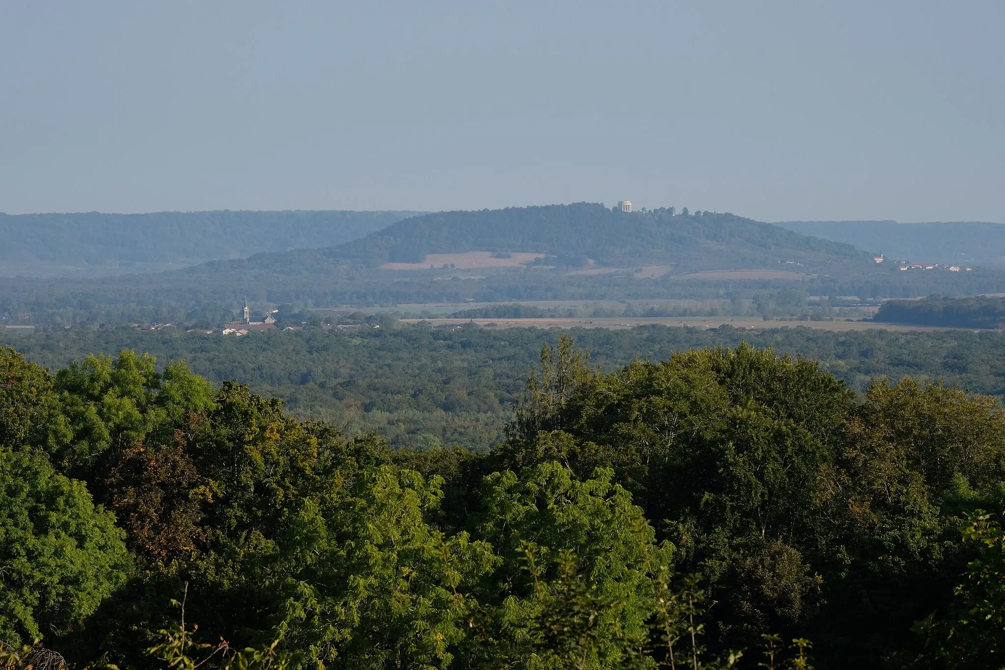 Photo showing: Butte de Montsec et son monument commémoratif au sommet vus depuis Boucq à 16 kilomètres au sud. À droite au pied de la butte, la commune de Montsec et à gauche au second plan la commune de Raulecourt.