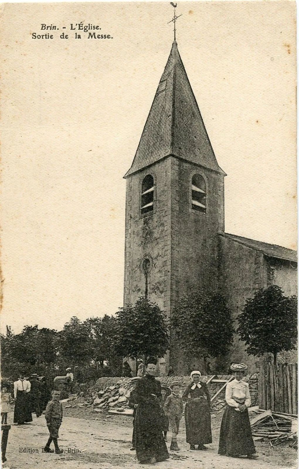 Photo showing: Brin-sur-Seille, sortie de messe entre 1905 et 1910.