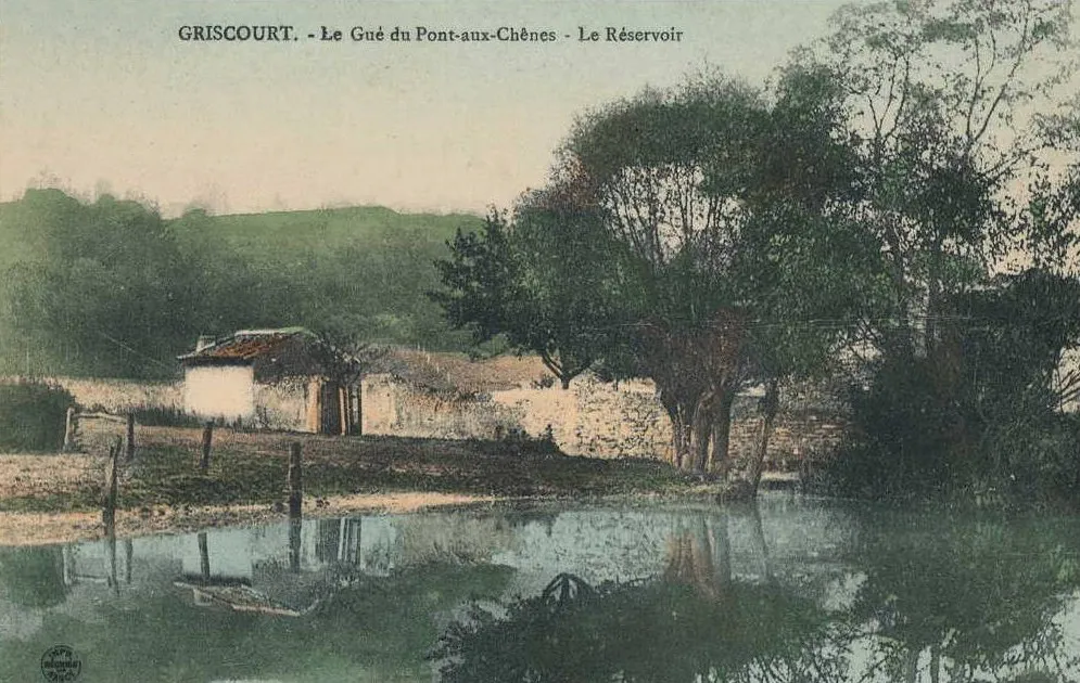 Photo showing: Old post card of Griscourt (Meurthe-et-Moselle ; France). The ford of the oak bridge - The reservoir.