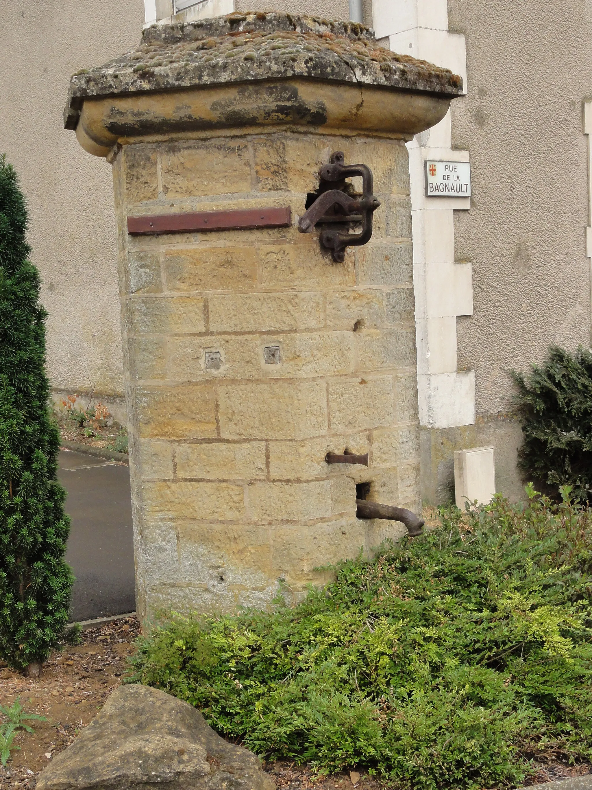 Photo showing: Chenières (Meurthe-et-M.) pompe