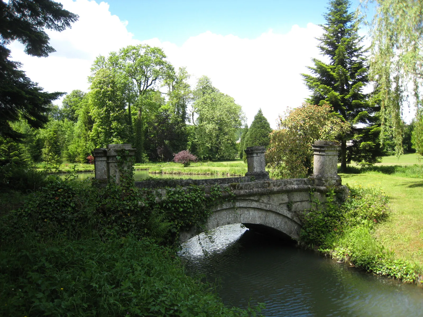 Photo showing: Château de Choloy. Castle garden. Choloy-Ménillot, dép. Meurthe-et-Moselle, France.