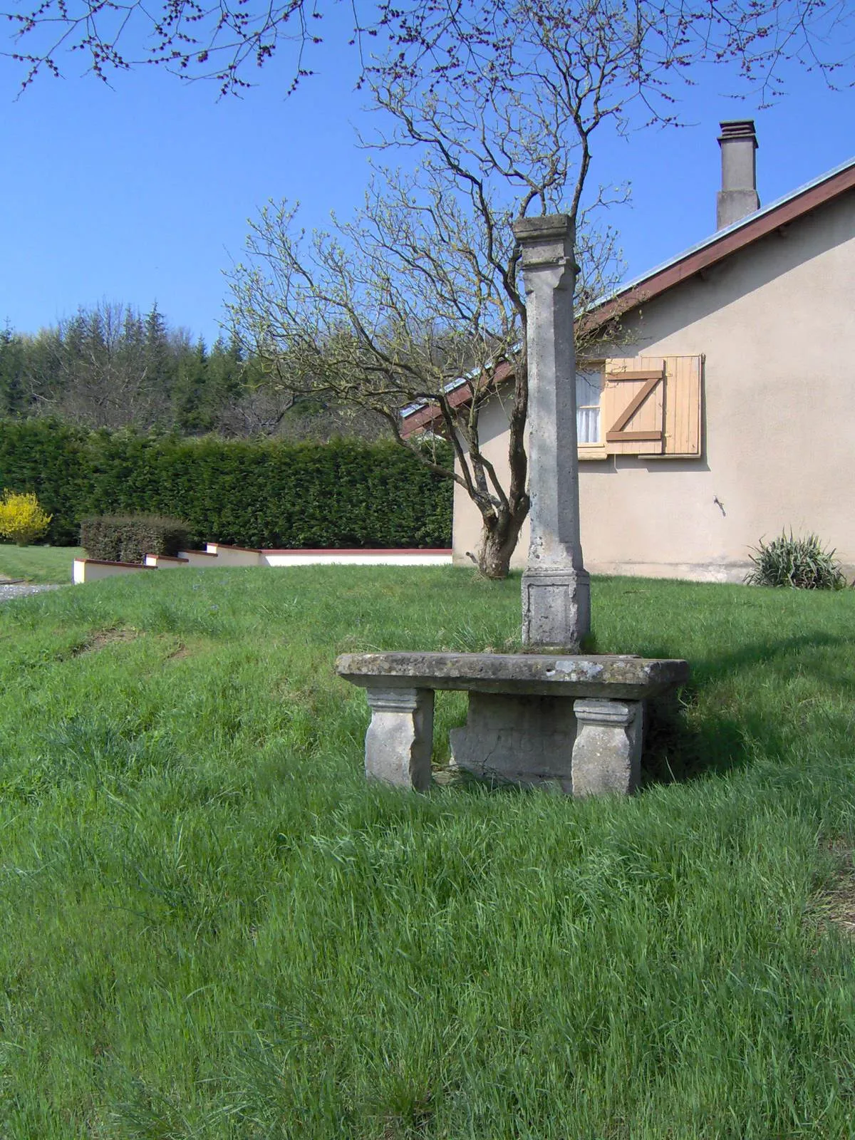 Photo showing: croix calcaire 1619 vilcey-sur-Trey