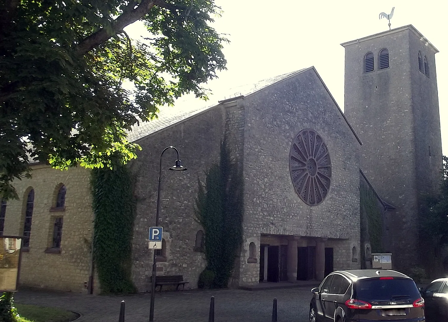 Photo showing: Exterior of the roman catholic church in Tünsdorf, Saarland, Germany