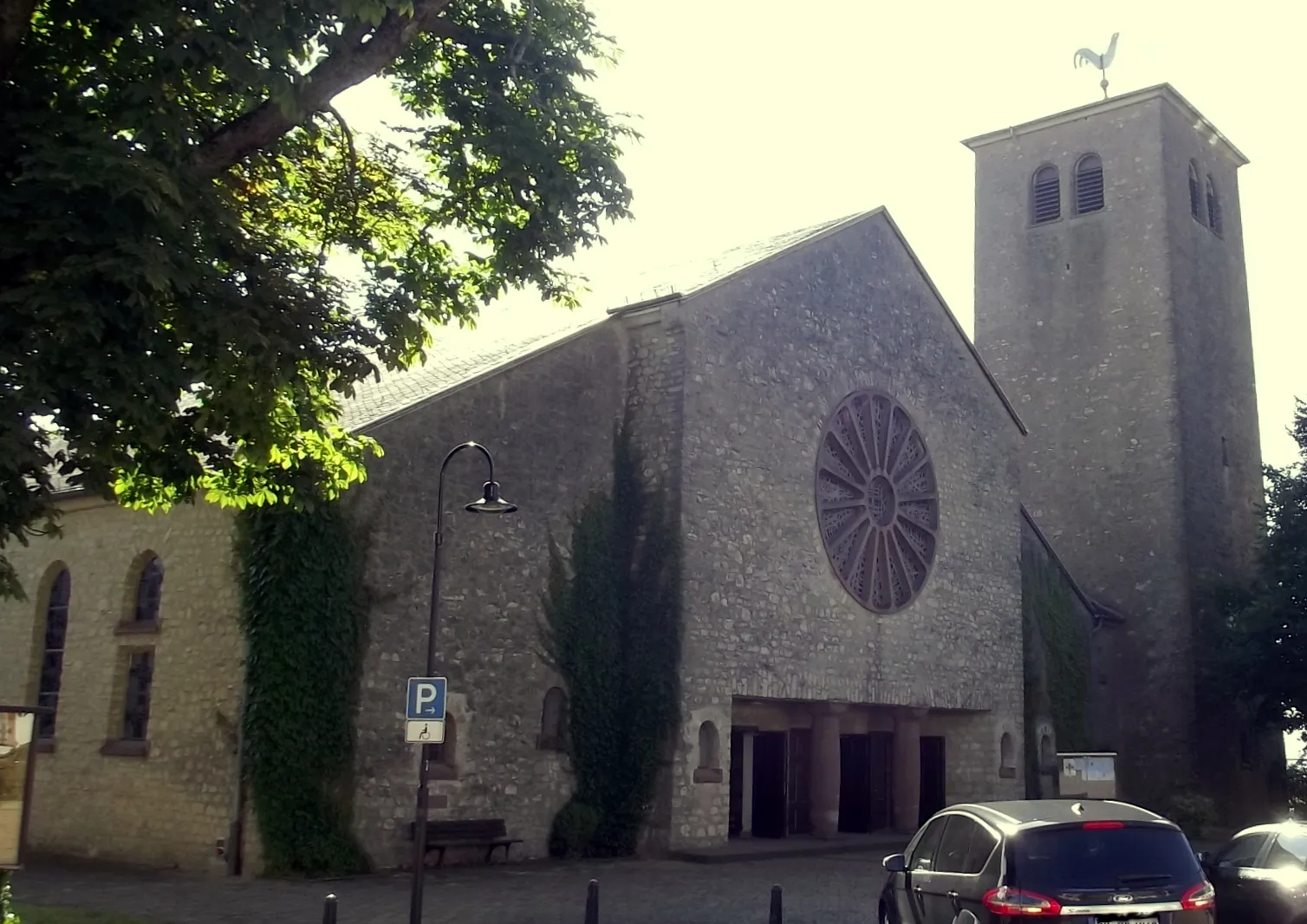 Photo showing: Exterior of the roman catholic church in Tünsdorf, Saarland, Germany