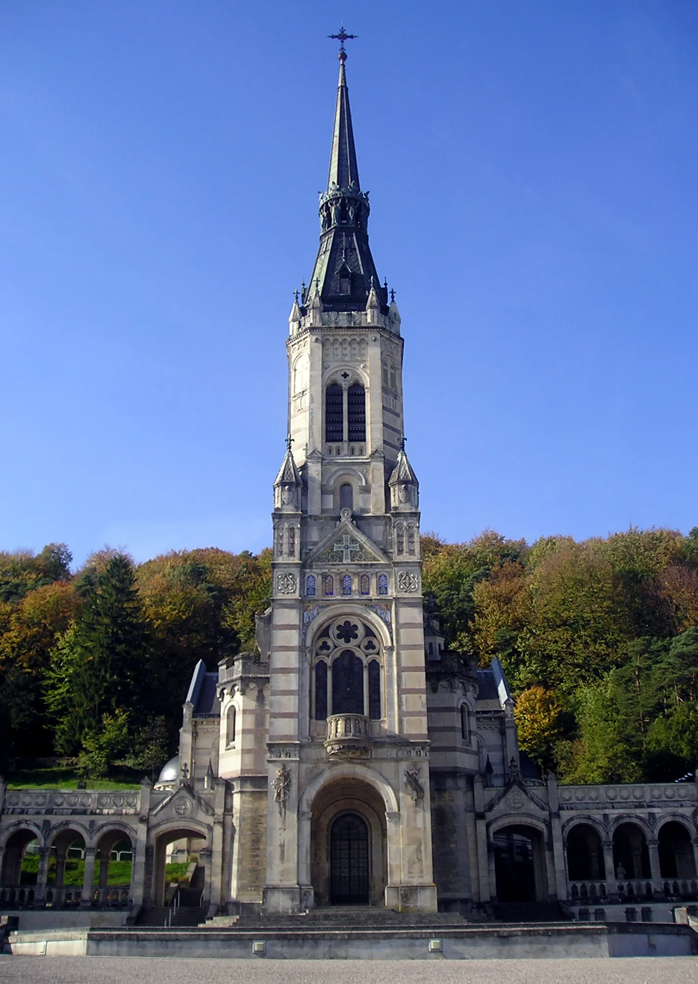 Photo showing: La façade de la fr:basilique du Bois Chênu, à Domrémy-la-Pucelle, village natal de Jeanne d'Arc.