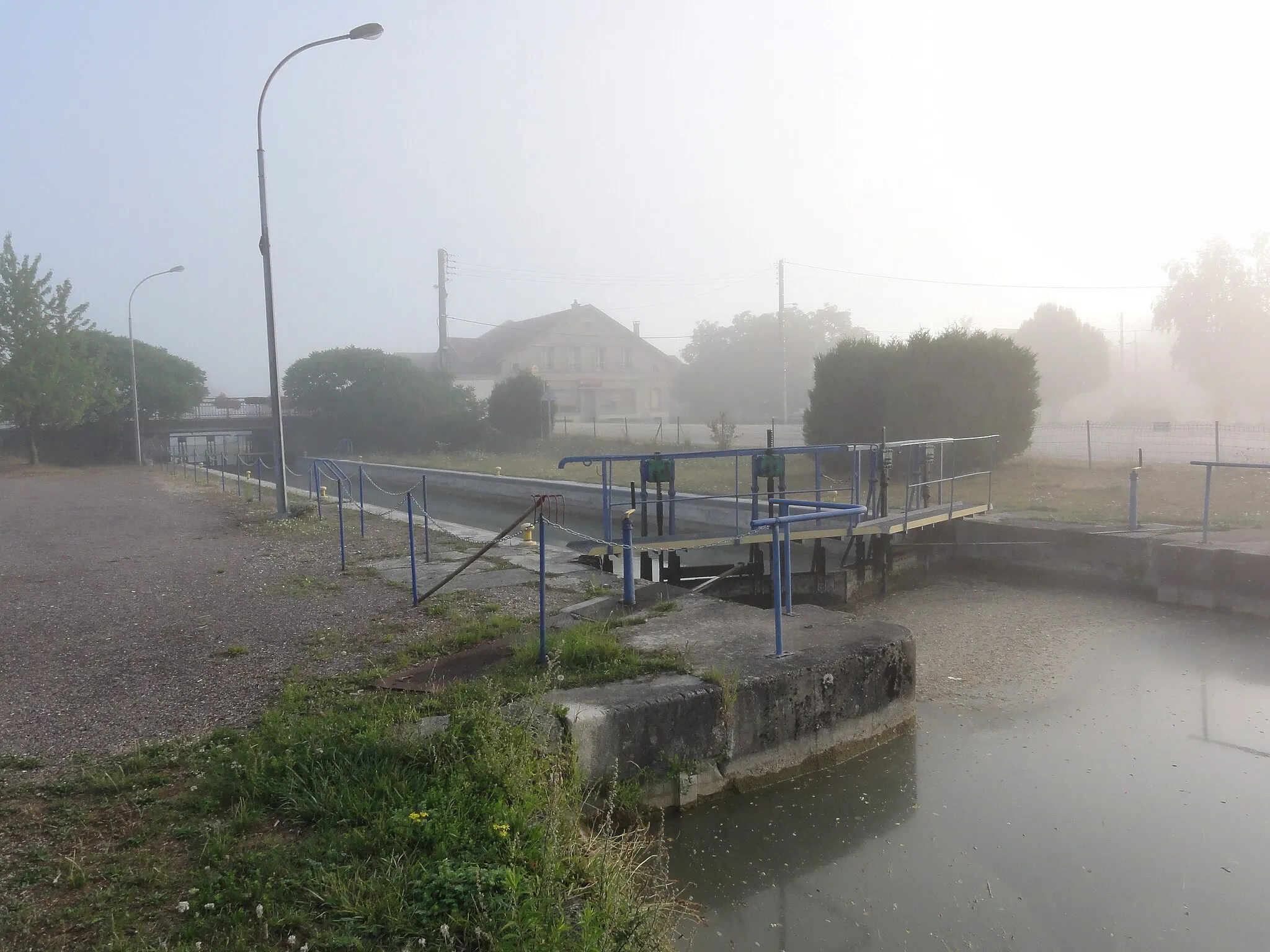 Photo showing: Dieue-sur-Meuse (Meuse) Canal de l'Est, branche Nord, écluse Dieue-amont