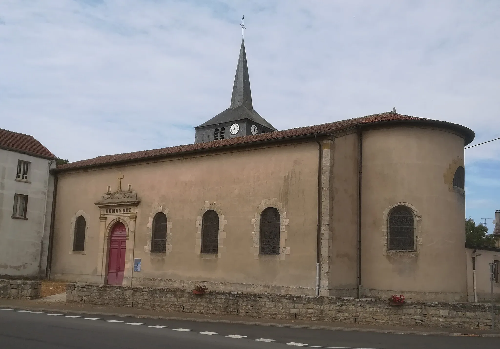 Photo showing: L'église de Consenvoye vue depuis la Grande Rue.