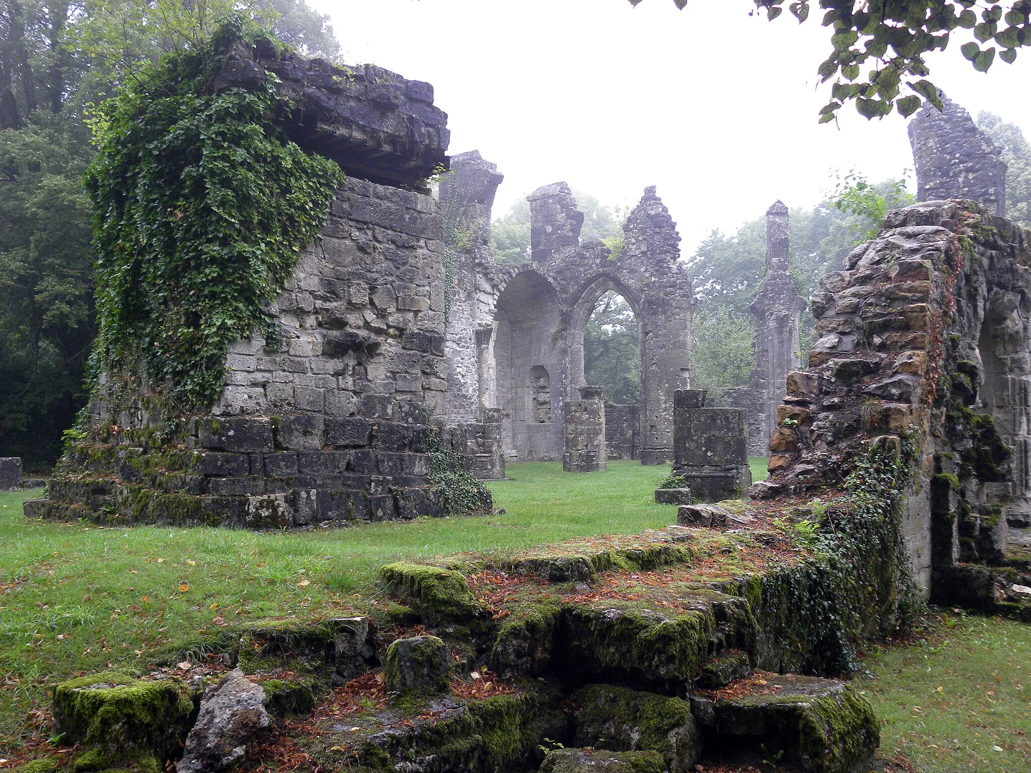 Photo showing: Ruined church at Montfaucon-d'Argonne just behind the American Monument. The blocky structure on the left is a German WWI observation post.