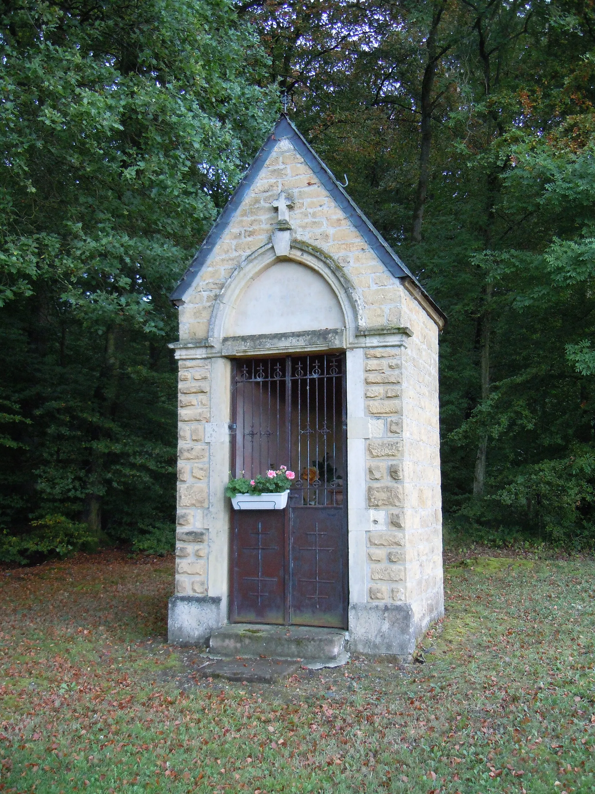 Photo showing: La chapelle Notre-Dame de Lourdes au nord du village belge de Sélange, à l'entrée du bois